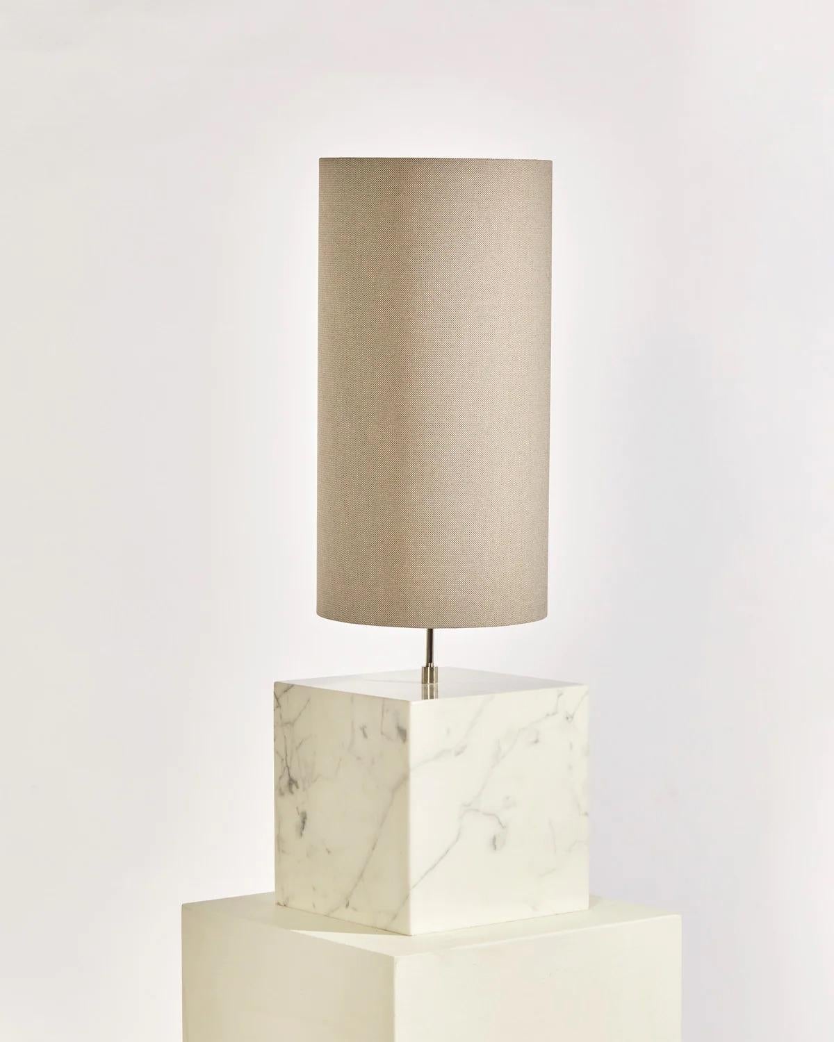 Américain Grande lampe de bureau coexistant en marbre et laiton par Slash Objects - Échantillon de sol en vente