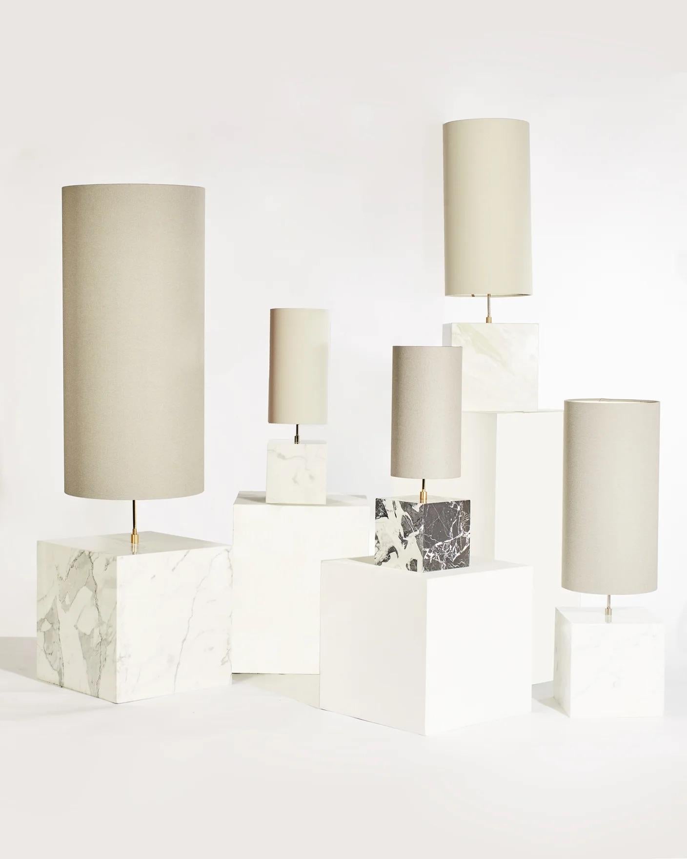 XXIe siècle et contemporain Grande lampe de bureau coexistant en marbre et laiton par Slash Objects - Échantillon de sol en vente