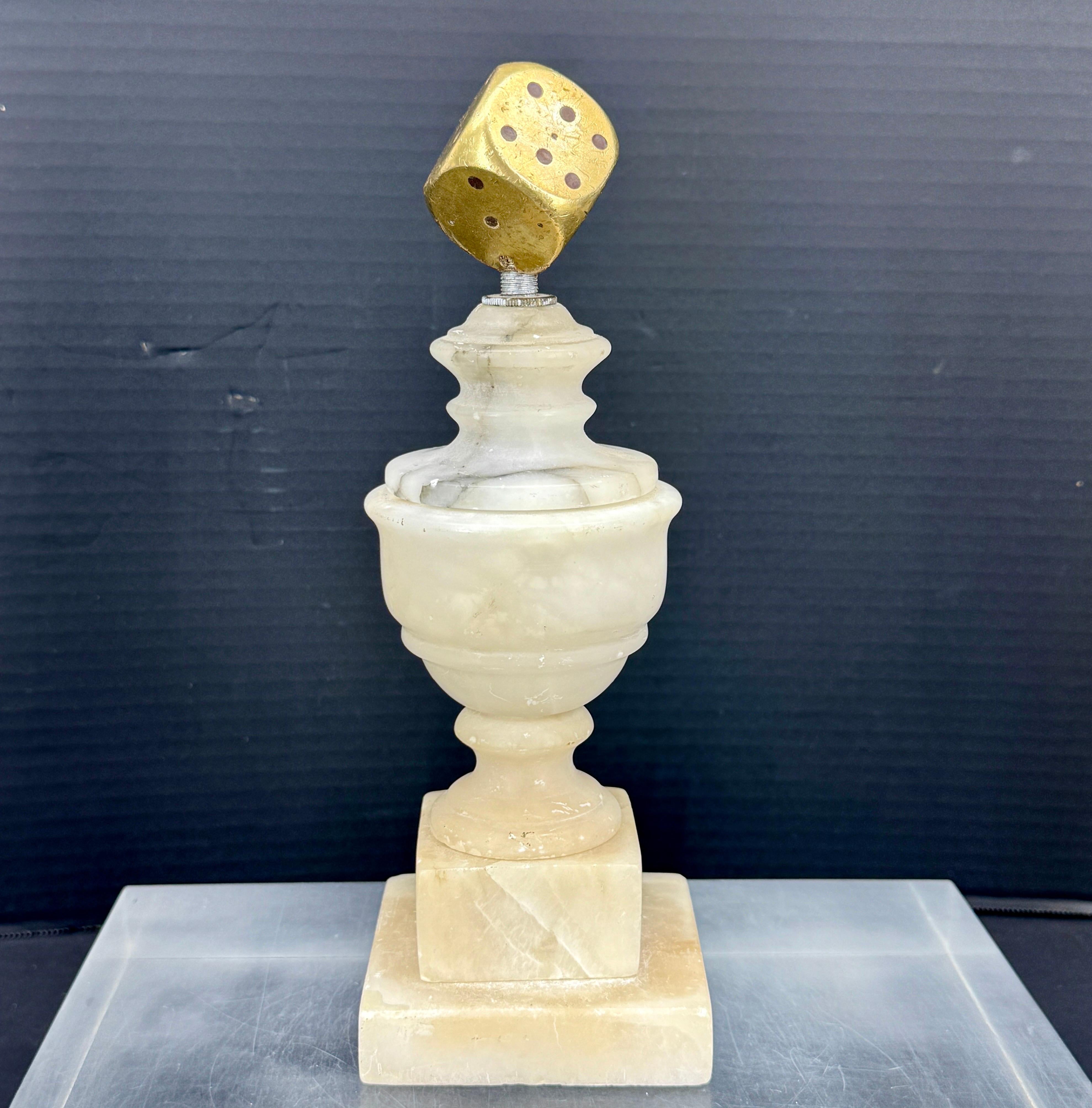 Scultura montata in marmo e ottone con dado per la curiosità in vendita 2