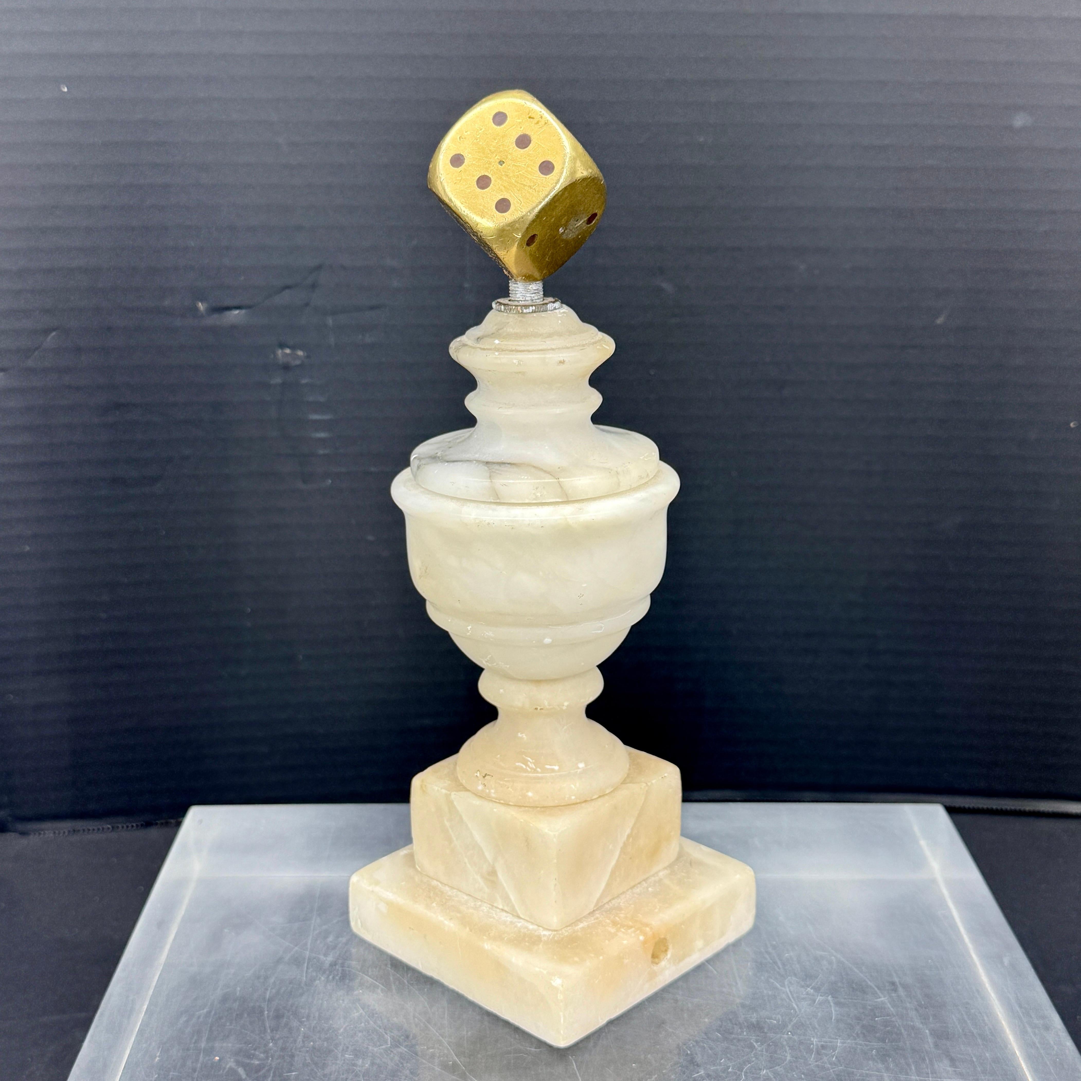 Scultura montata in marmo e ottone con dado per la curiosità in vendita 3