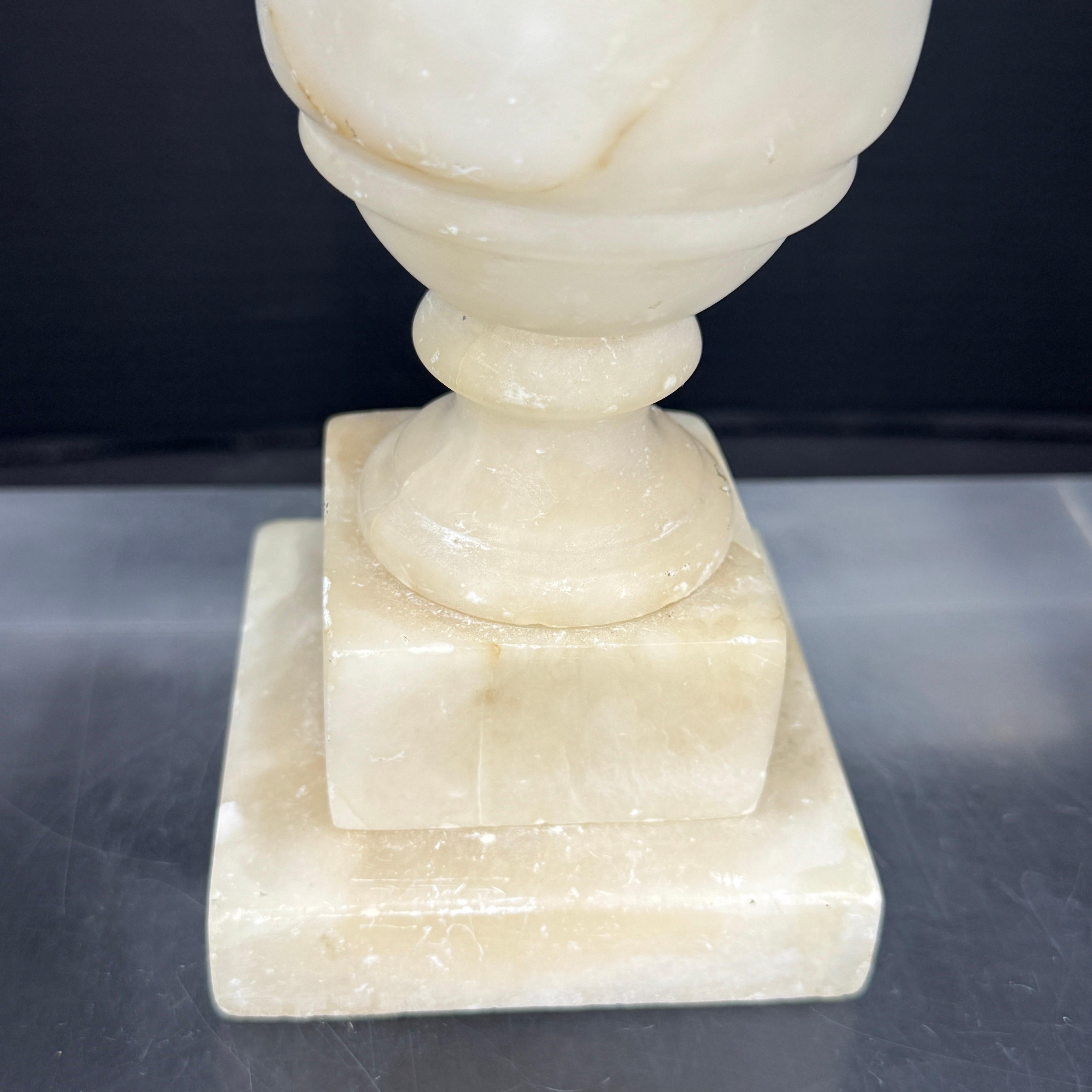 Scultura montata in marmo e ottone con dado per la curiosità in vendita 5