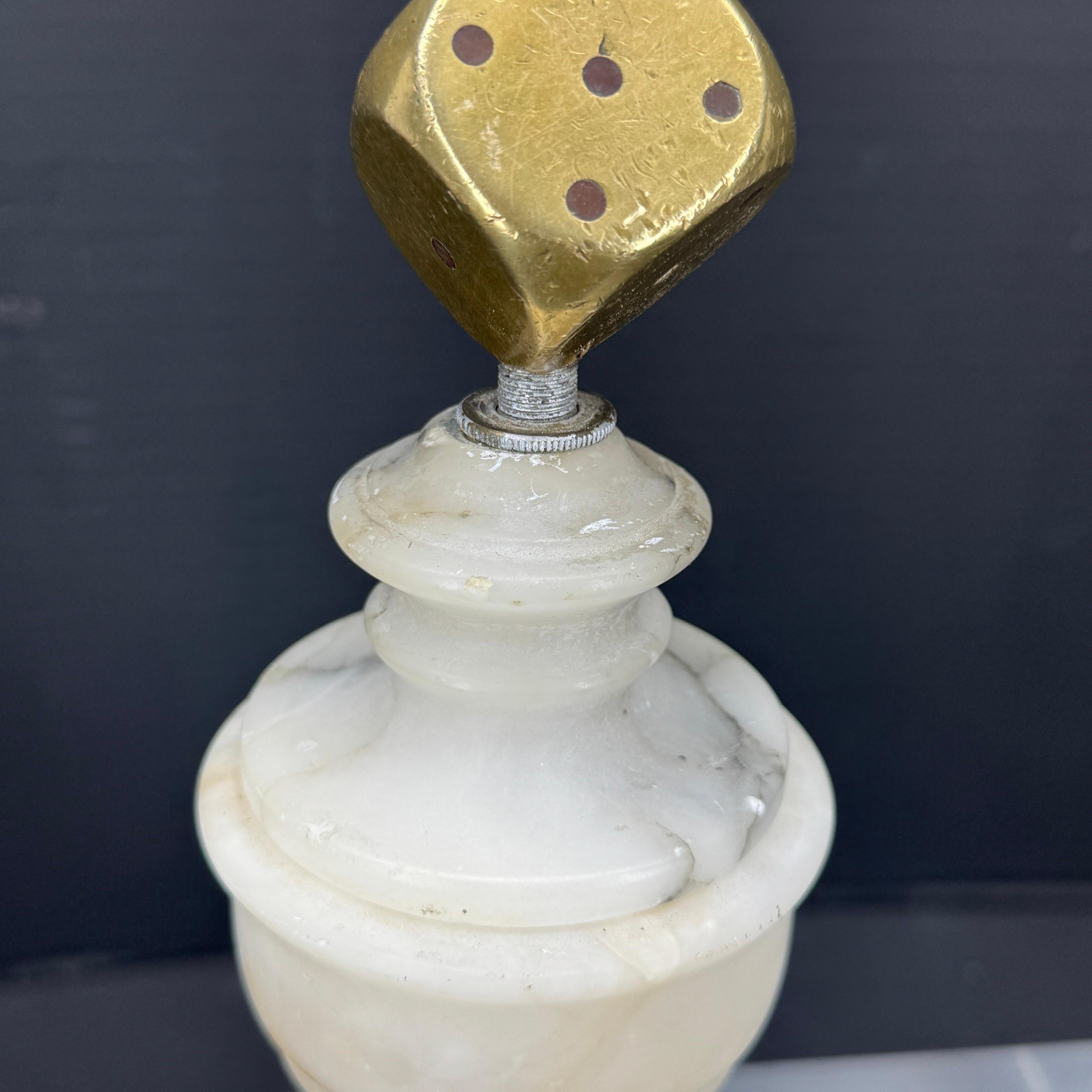 Scultura montata in marmo e ottone con dado per la curiosità in vendita 6