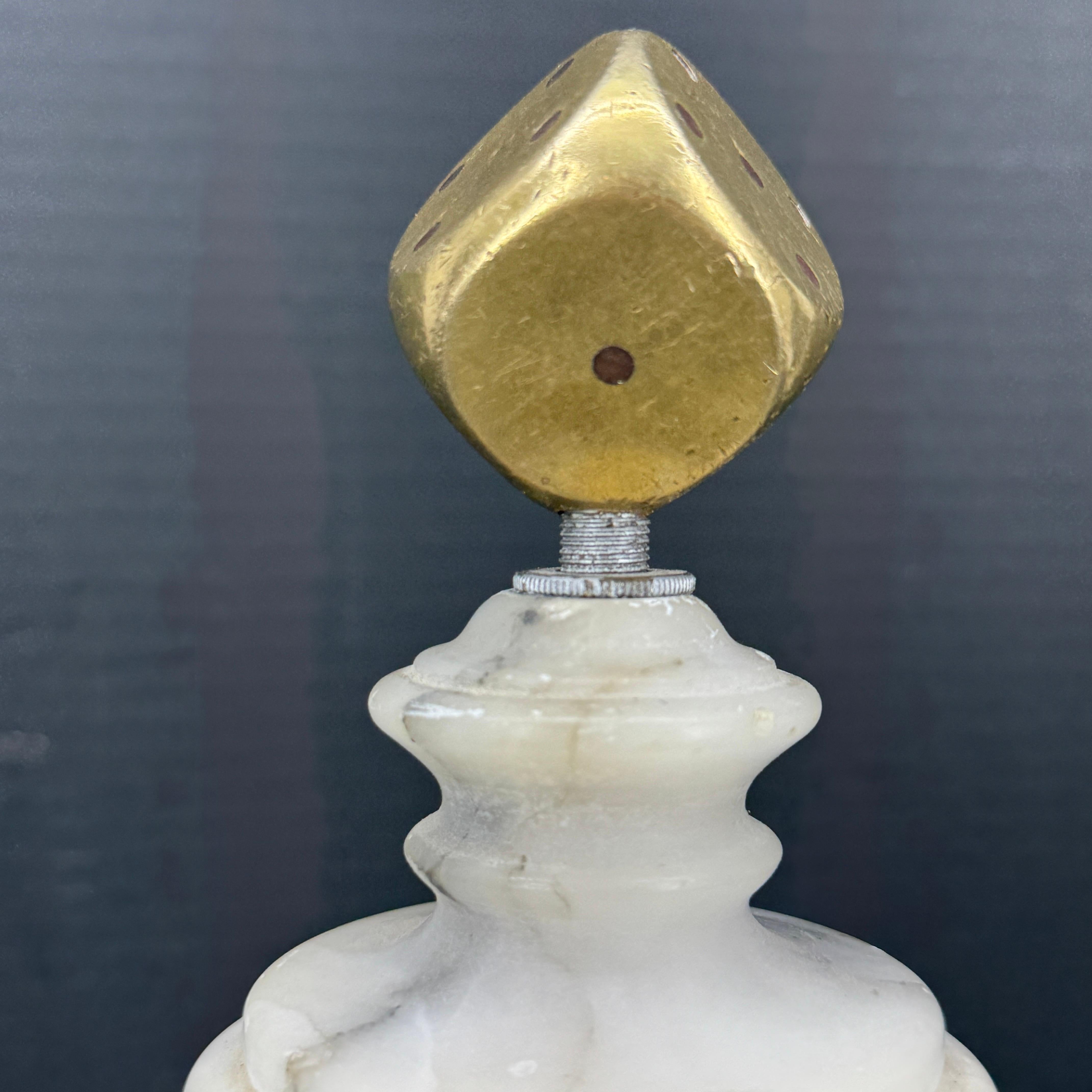 Scultura montata in marmo e ottone con dado per la curiosità in vendita 7