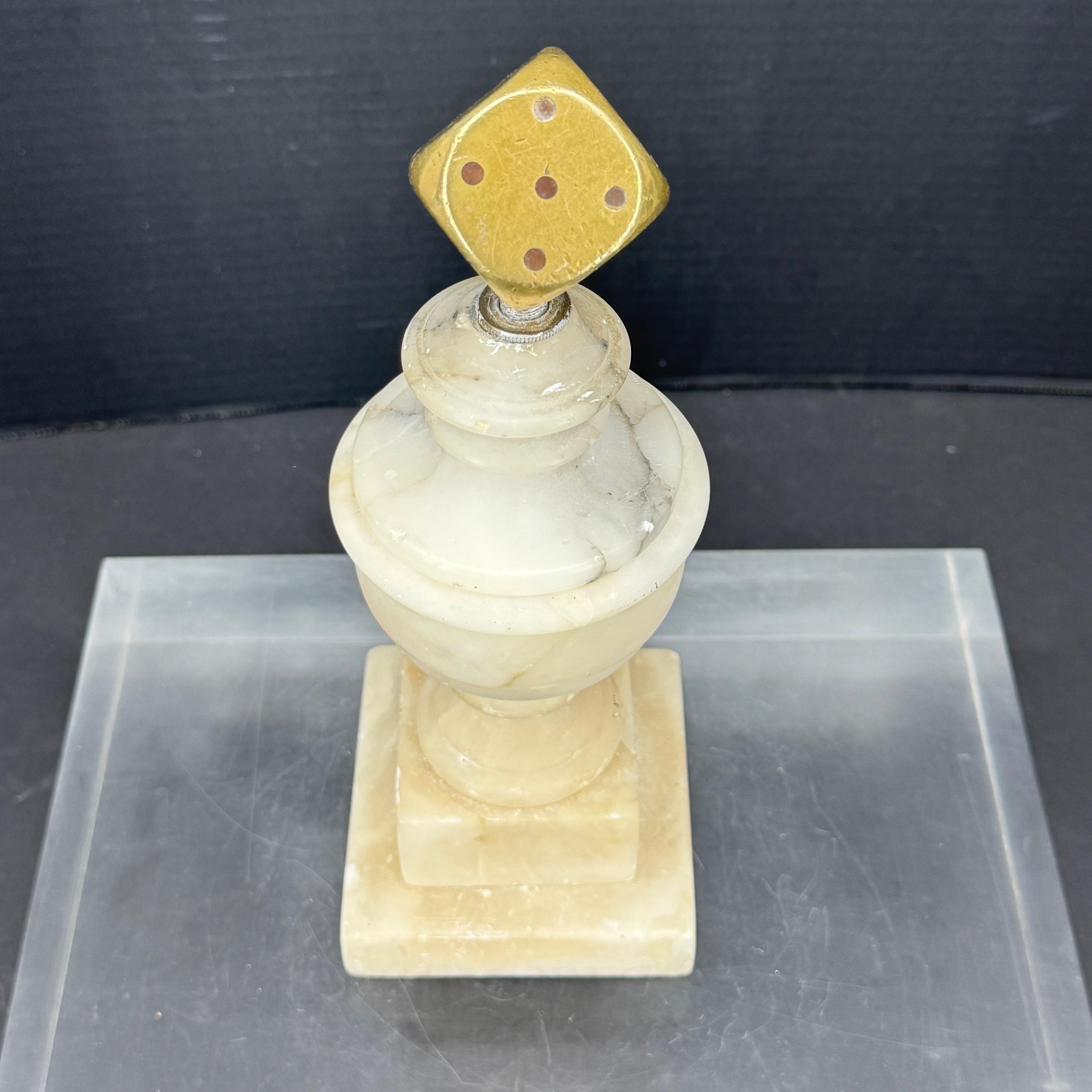 Scultura unica con un dado vintage in ottone massiccio su una base di marmo vintage. Lo vediamo esposto su un tavolino da caffè o su un tavolino tra i libri antichi. Sarebbe anche un pezzo forte su una libreria o una scrivania in una biblioteca