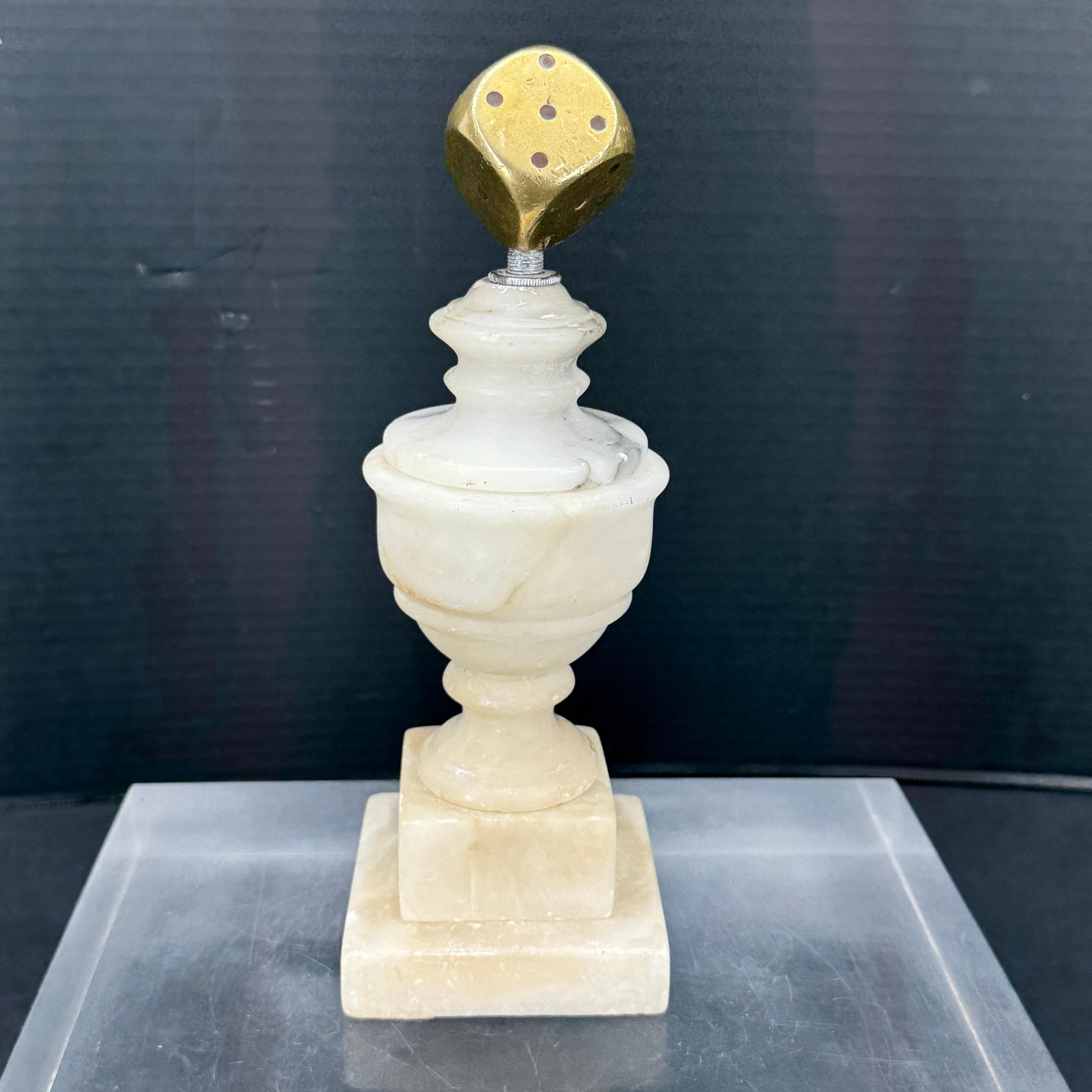 Moderno Scultura montata in marmo e ottone con dado per la curiosità in vendita
