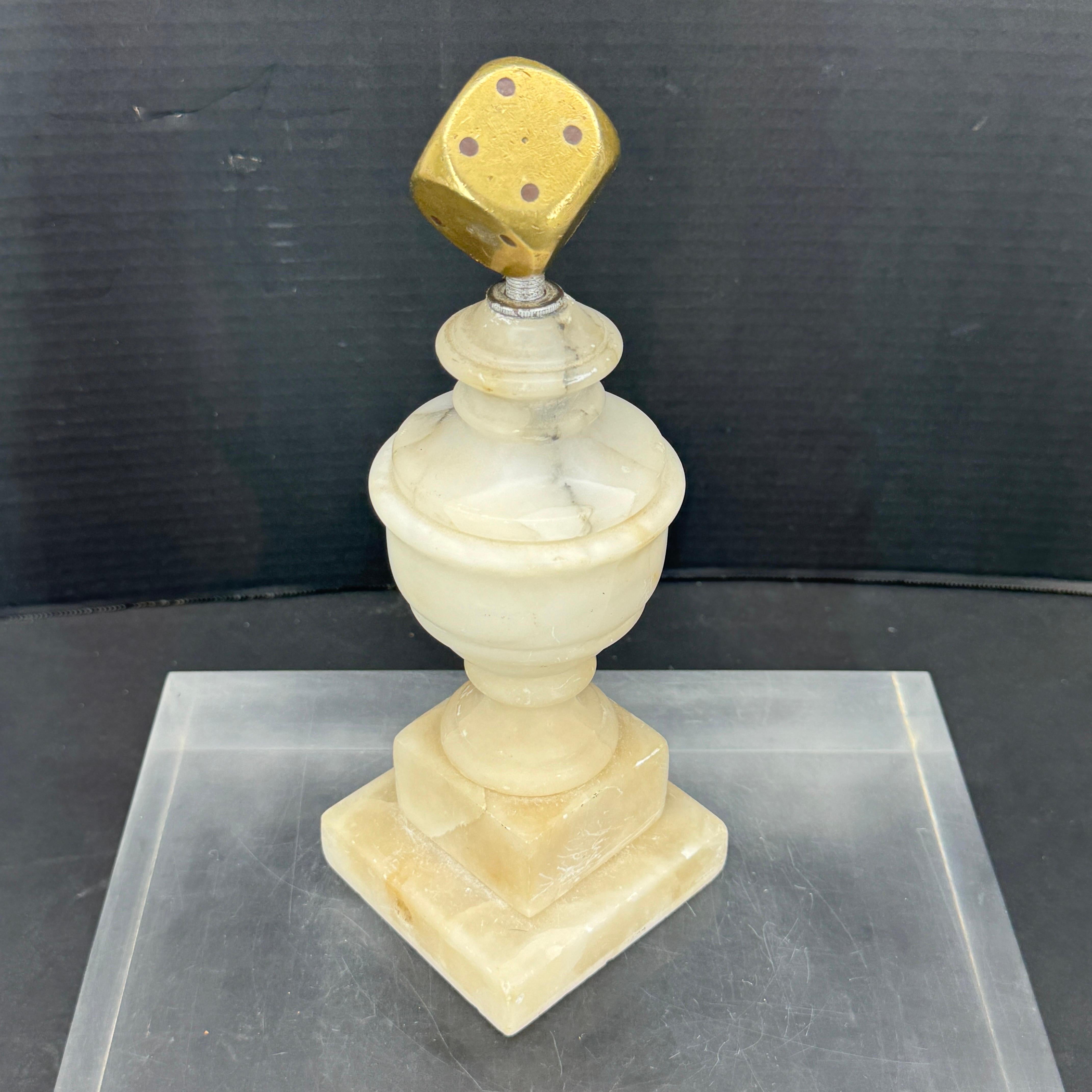 XX secolo Scultura montata in marmo e ottone con dado per la curiosità in vendita