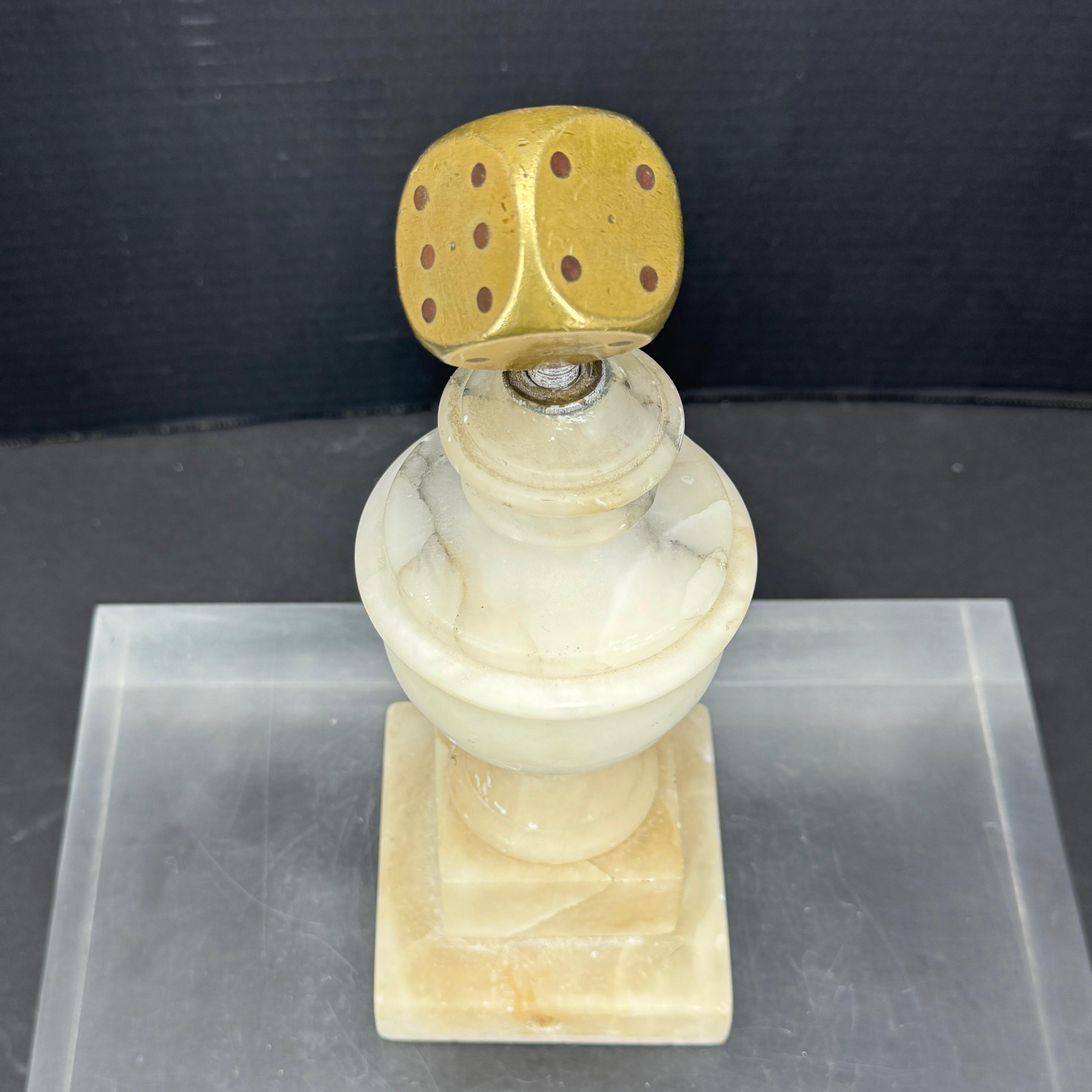 Ottone Scultura montata in marmo e ottone con dado per la curiosità in vendita