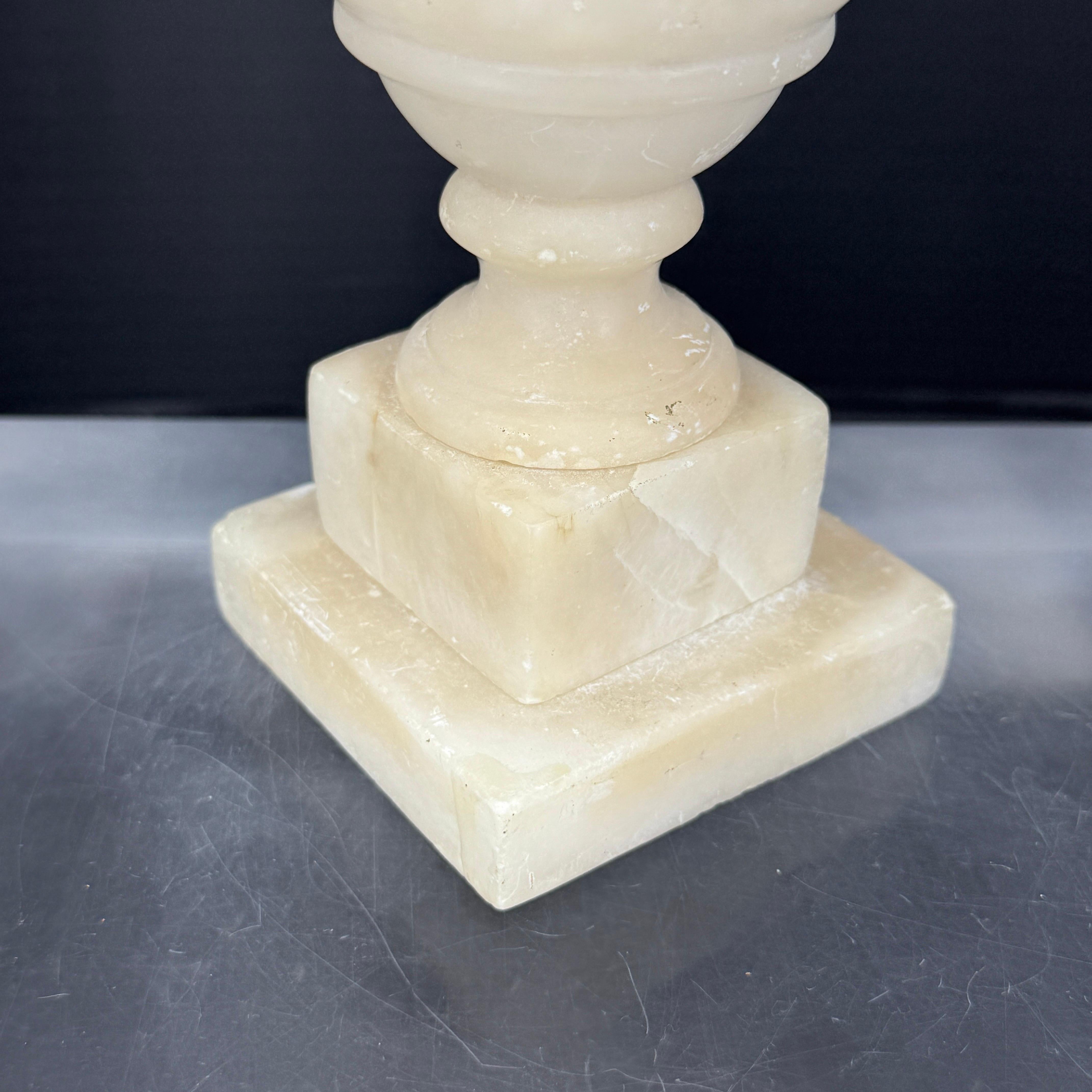 Scultura montata in marmo e ottone con dado per la curiosità in vendita 1