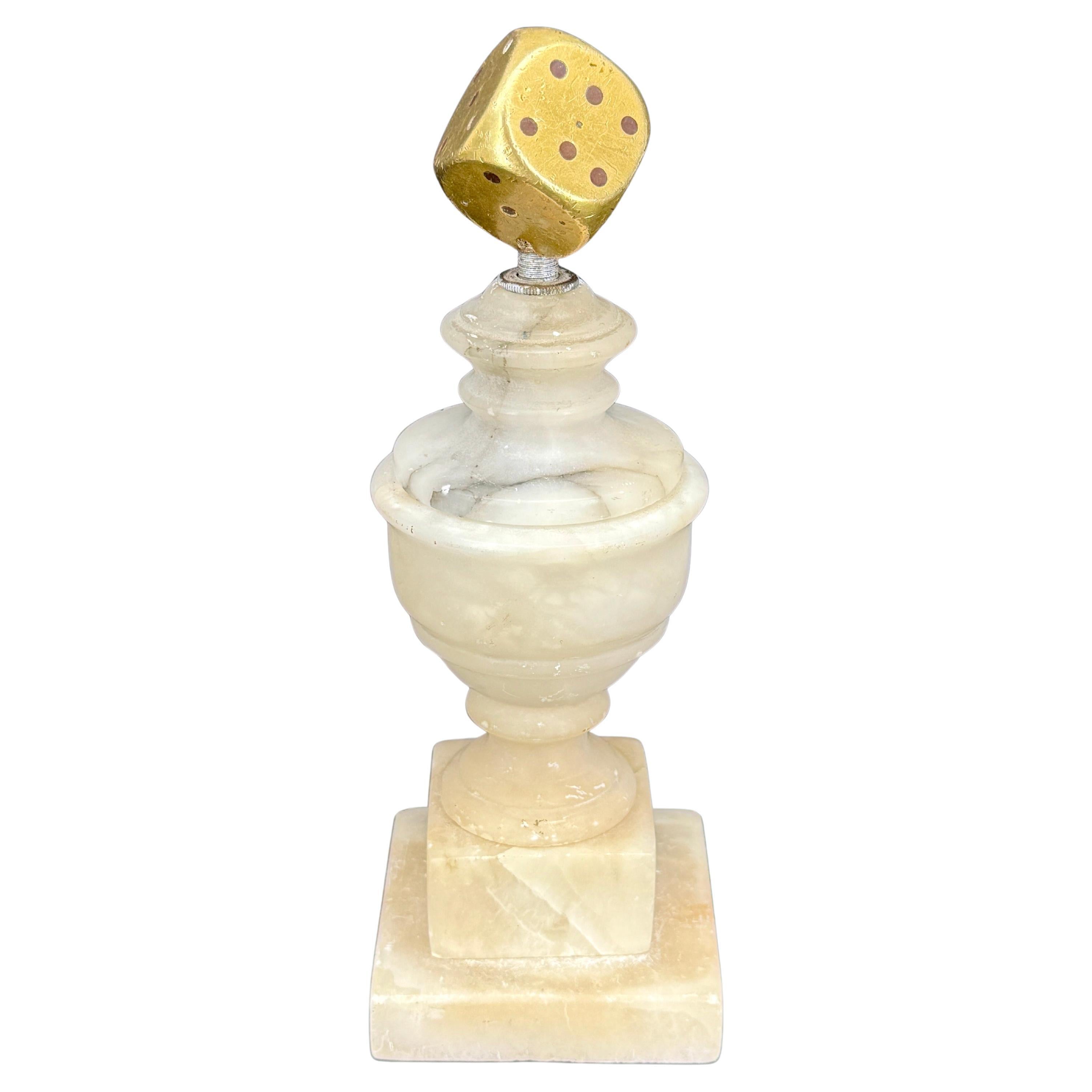 Escultura de Mármol y Latón Montada con Dados