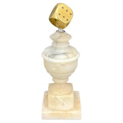 Sculpture en marbre et laiton montée sur curiosité avec dé