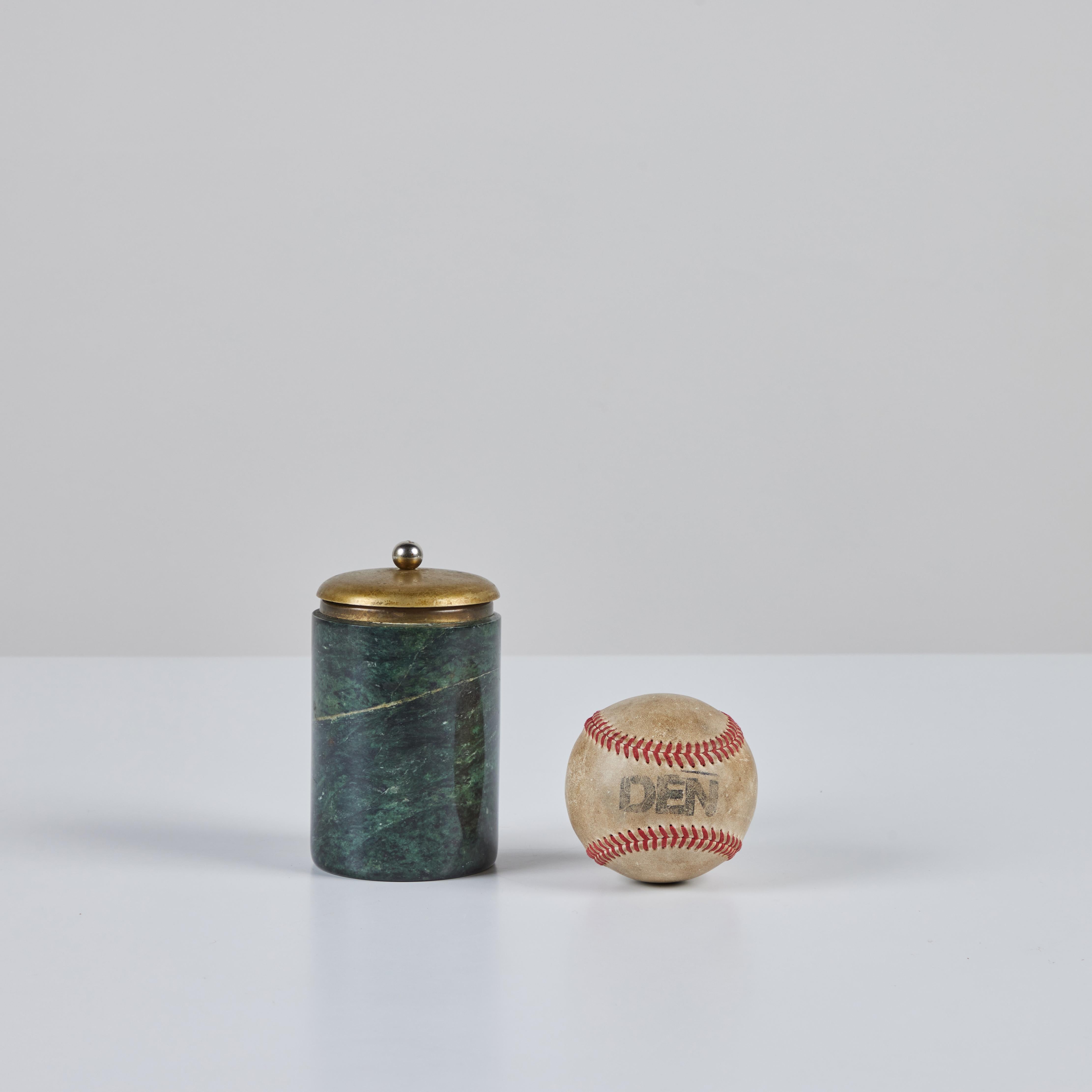 Kanister mit Deckel aus Marmor und Messing (Moderne der Mitte des Jahrhunderts) im Angebot