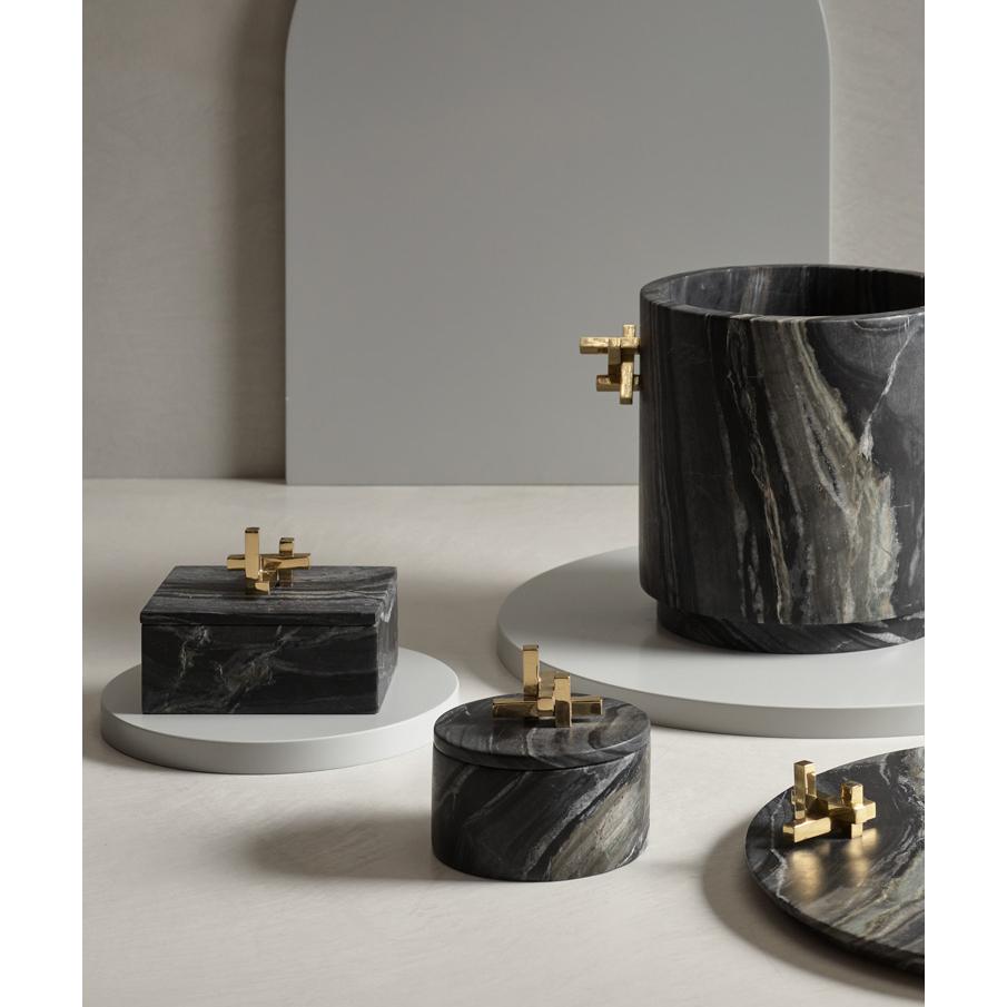 Purity of form and a flash of glamour. The round Metropolis box in Nero stone with its elegant polished brass handle serves as the perfect gift or keepsake. 

Dimensions: Ø110mm/4.4