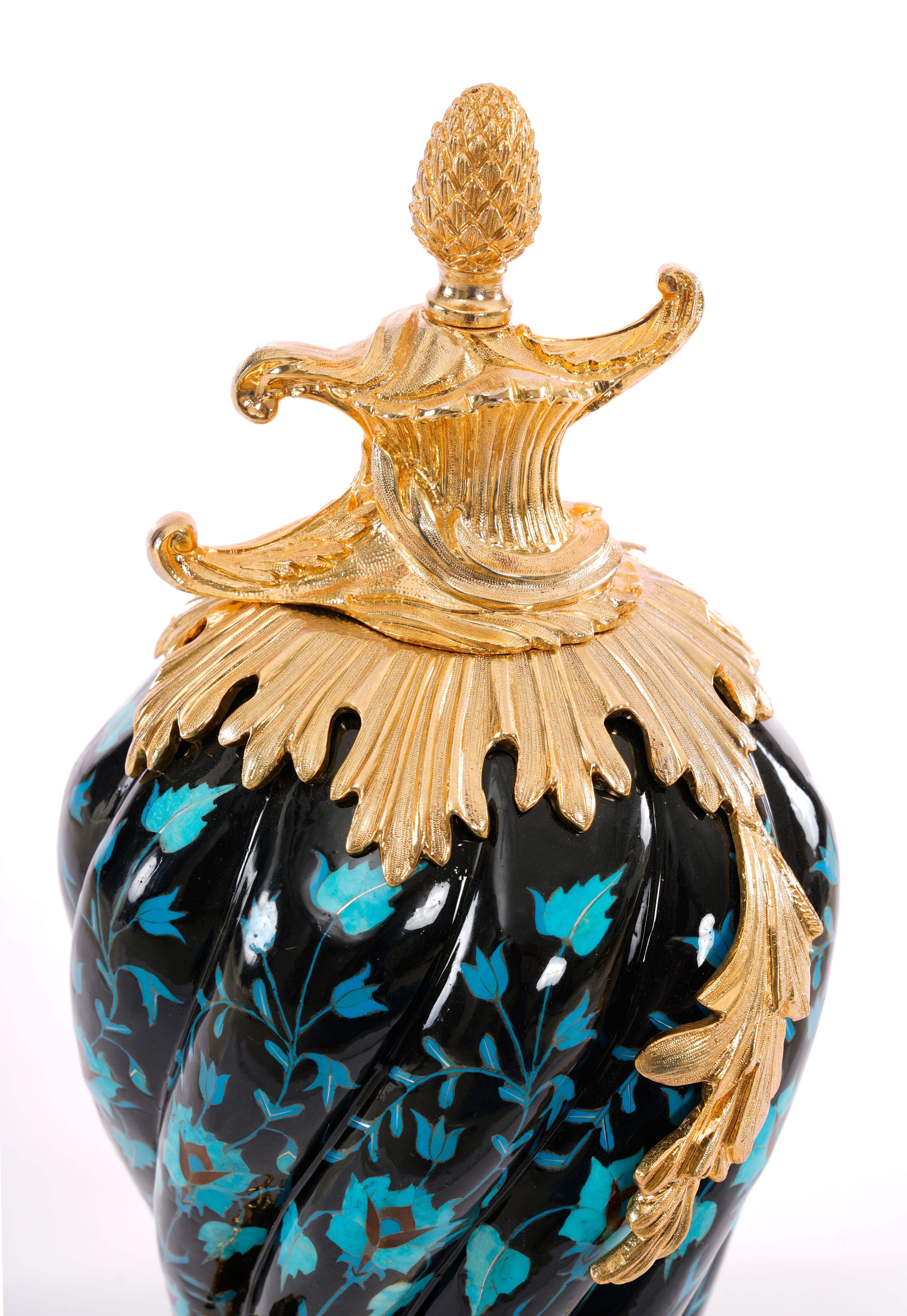 Grandes cassolettes en marbre et laiton, vases. Il est surmonté d'un couvercle terminé par un fleuron en forme de pomme de pin et d'un autre collier de feuilles superposées qui pendent vers le bas.  socle annelé, froncé par des rubans. La base