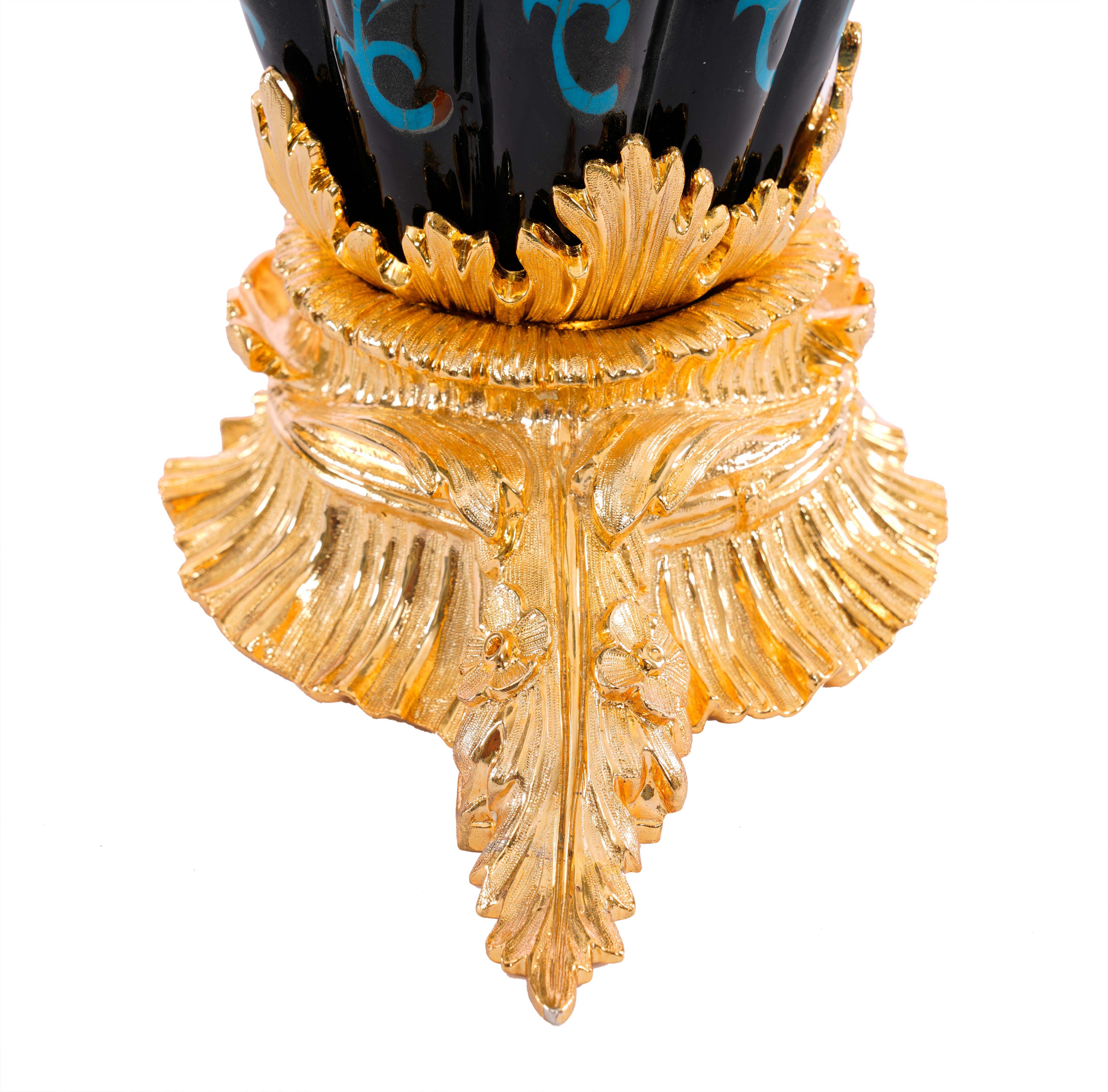 Taille vieille Europe Vase en marbre et laiton en vente