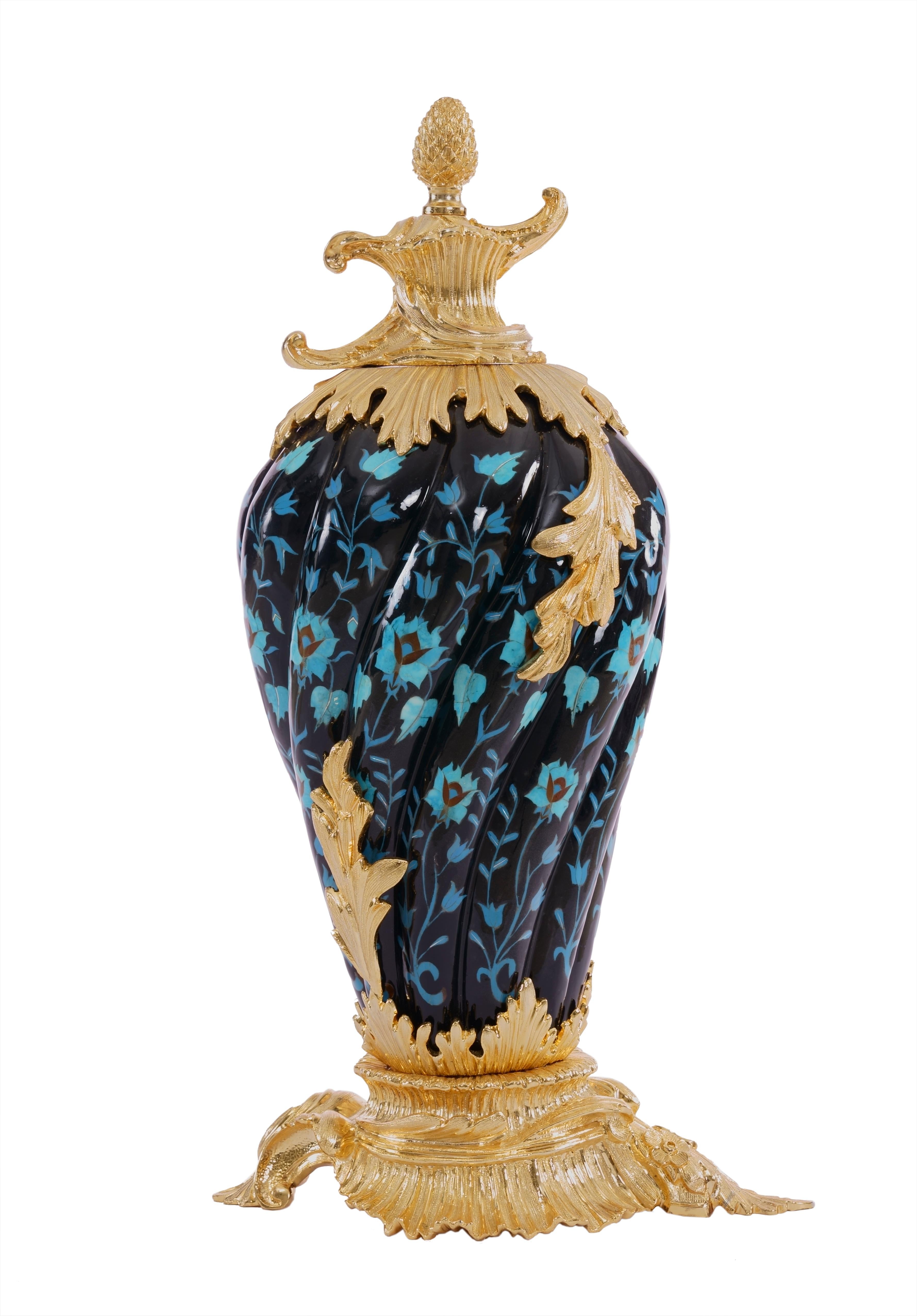 Vase en marbre et laiton en vente 1