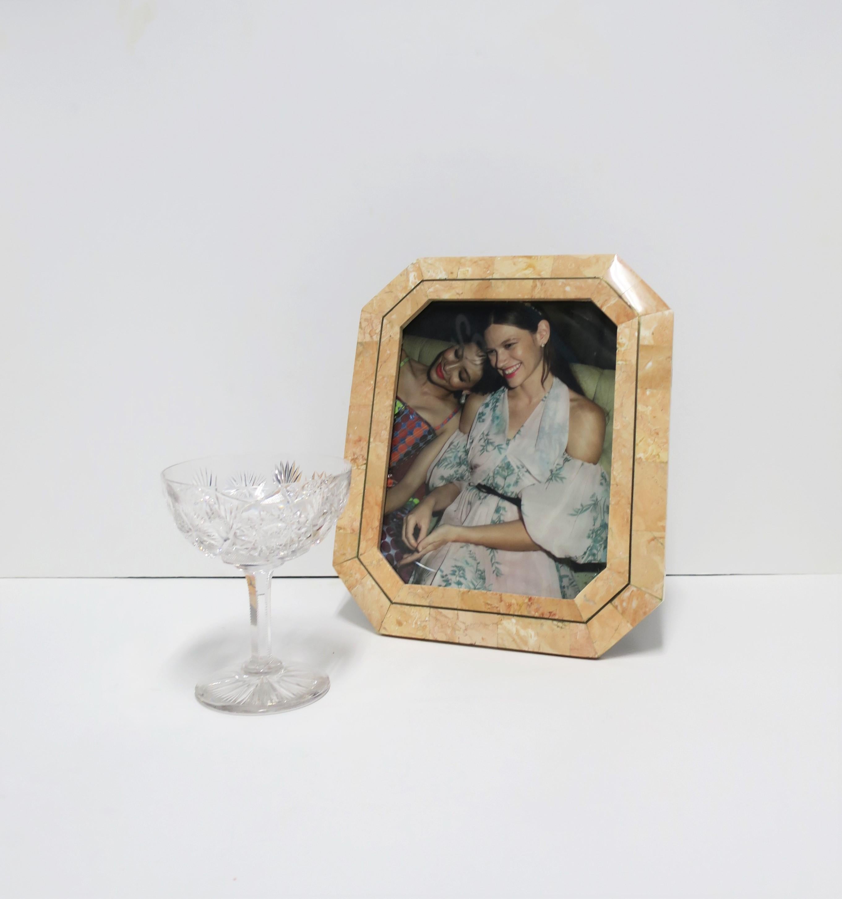 Cadre photo en marbre et laiton de la designer Maitland Smith, vers 1980 Bon état - En vente à New York, NY