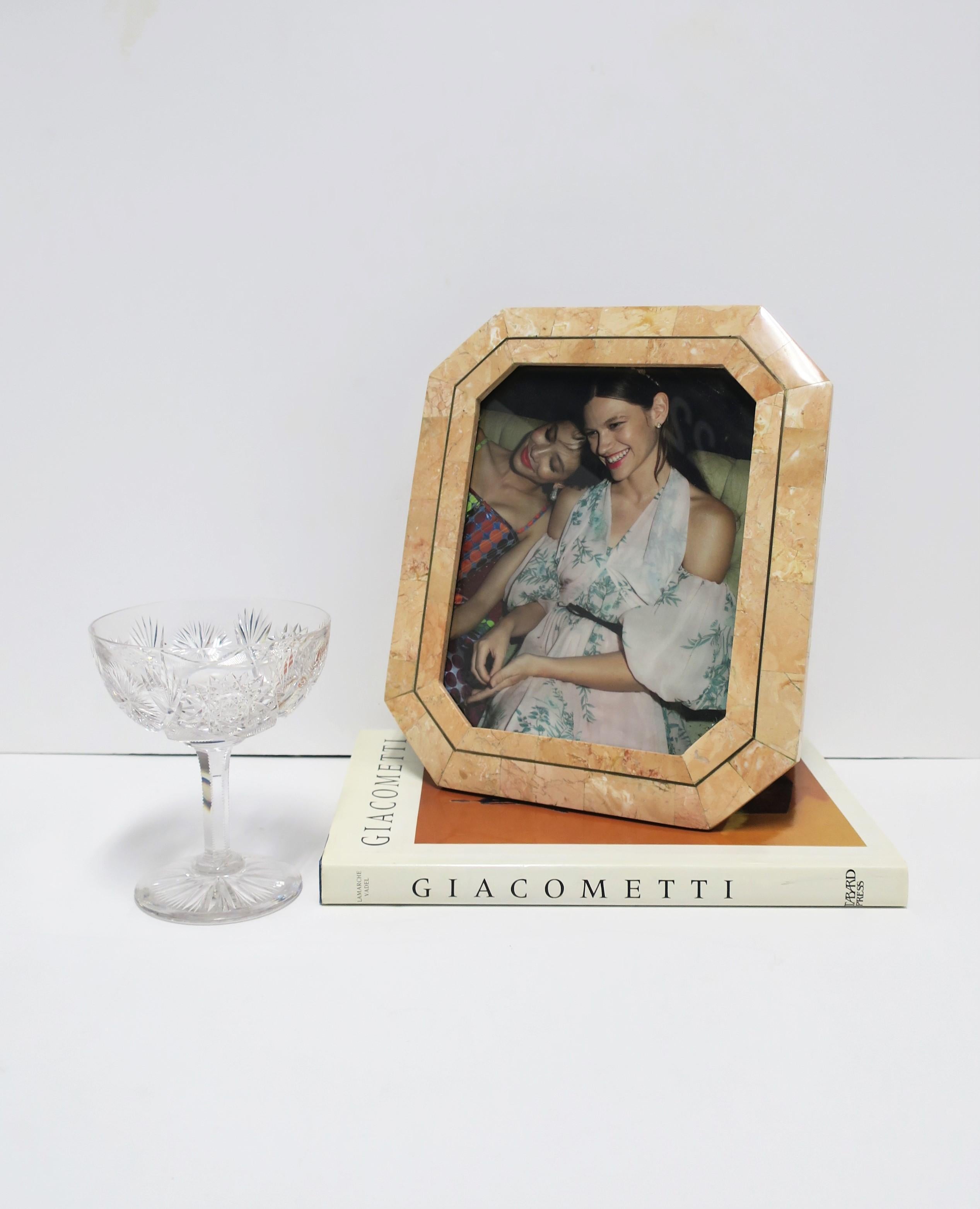 20ième siècle Cadre photo en marbre et laiton de la designer Maitland Smith, vers 1980 en vente