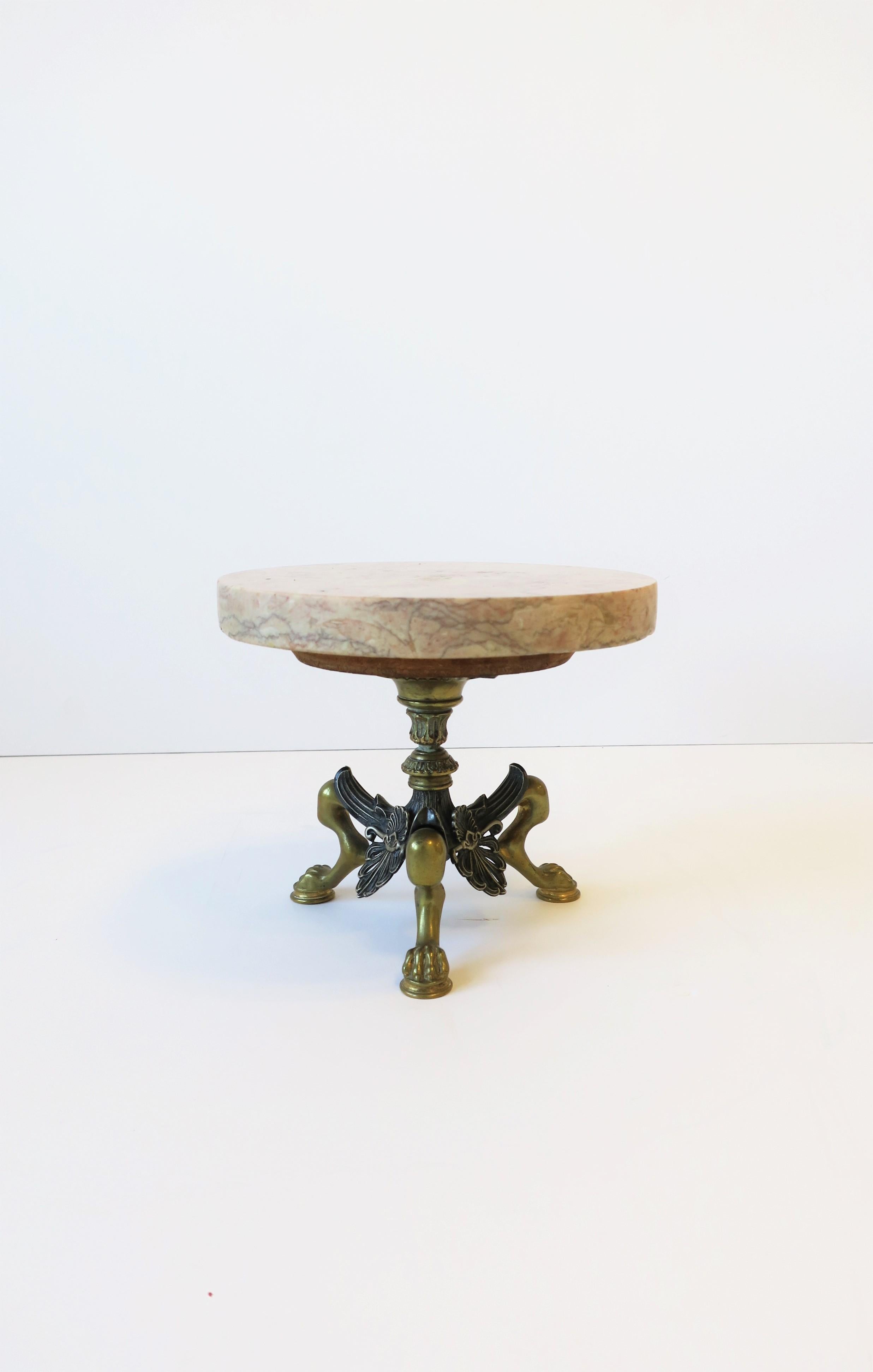 Marble and Brass Round Pedestal with Lion Paw Feet Plant Stand Regency Style In Good Condition For Sale In New York, NY