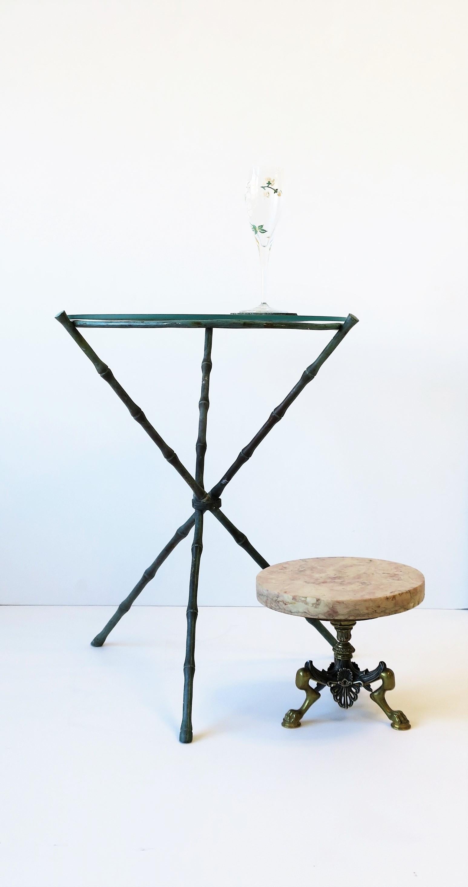 Marmor und Messing Runde Pedestal mit Löwentatze Füße Plant Stand Regency Style (20. Jahrhundert) im Angebot