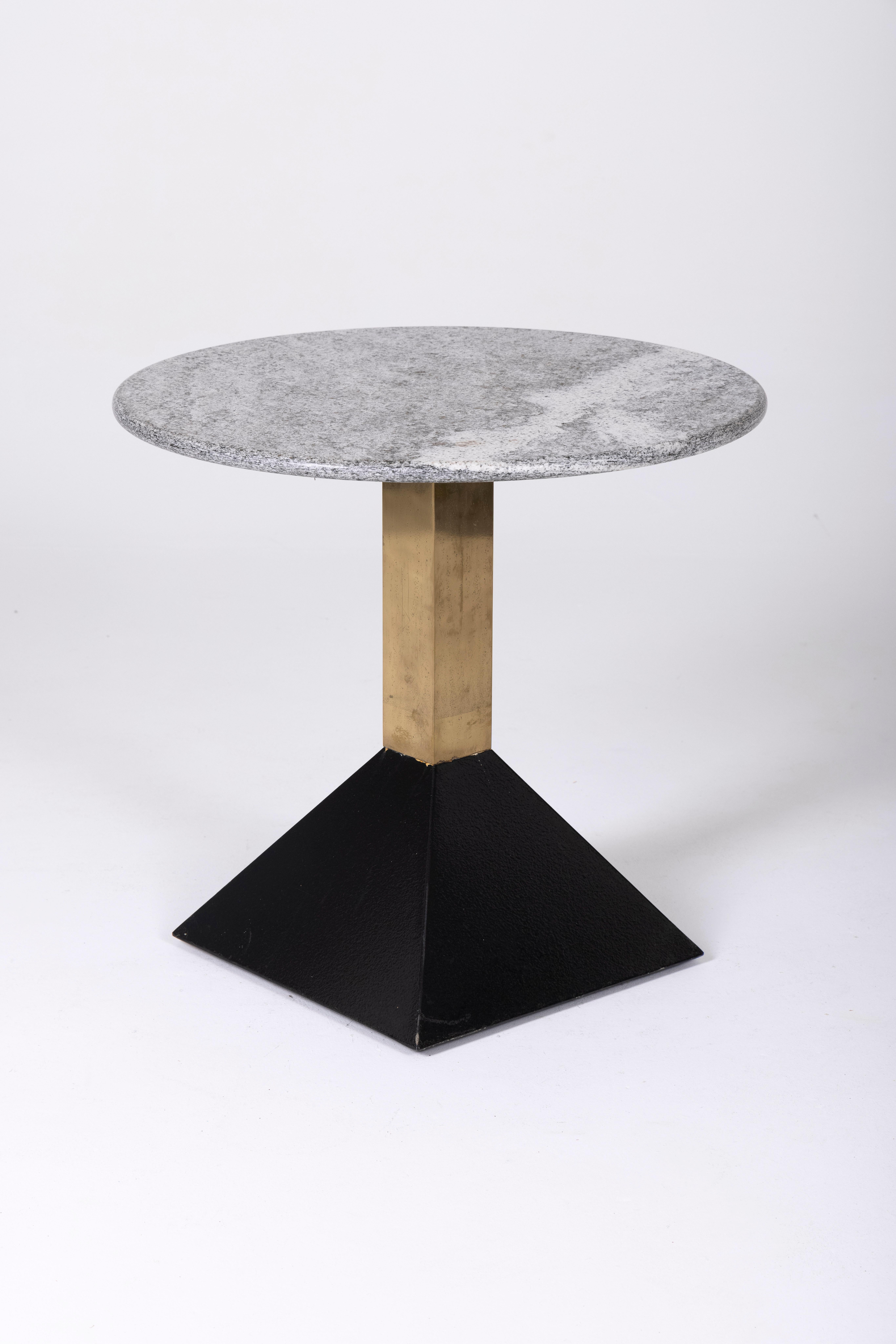 Beistelltisch aus Marmor und Messing aus den 1980er Jahren. Die Tischplatte ist aus grauem Marmor, das Gestell aus schwarz lackiertem Metall und Messing. Dieser Beistelltisch ergänzt die Möbel im Memphis-Stil.
DV148