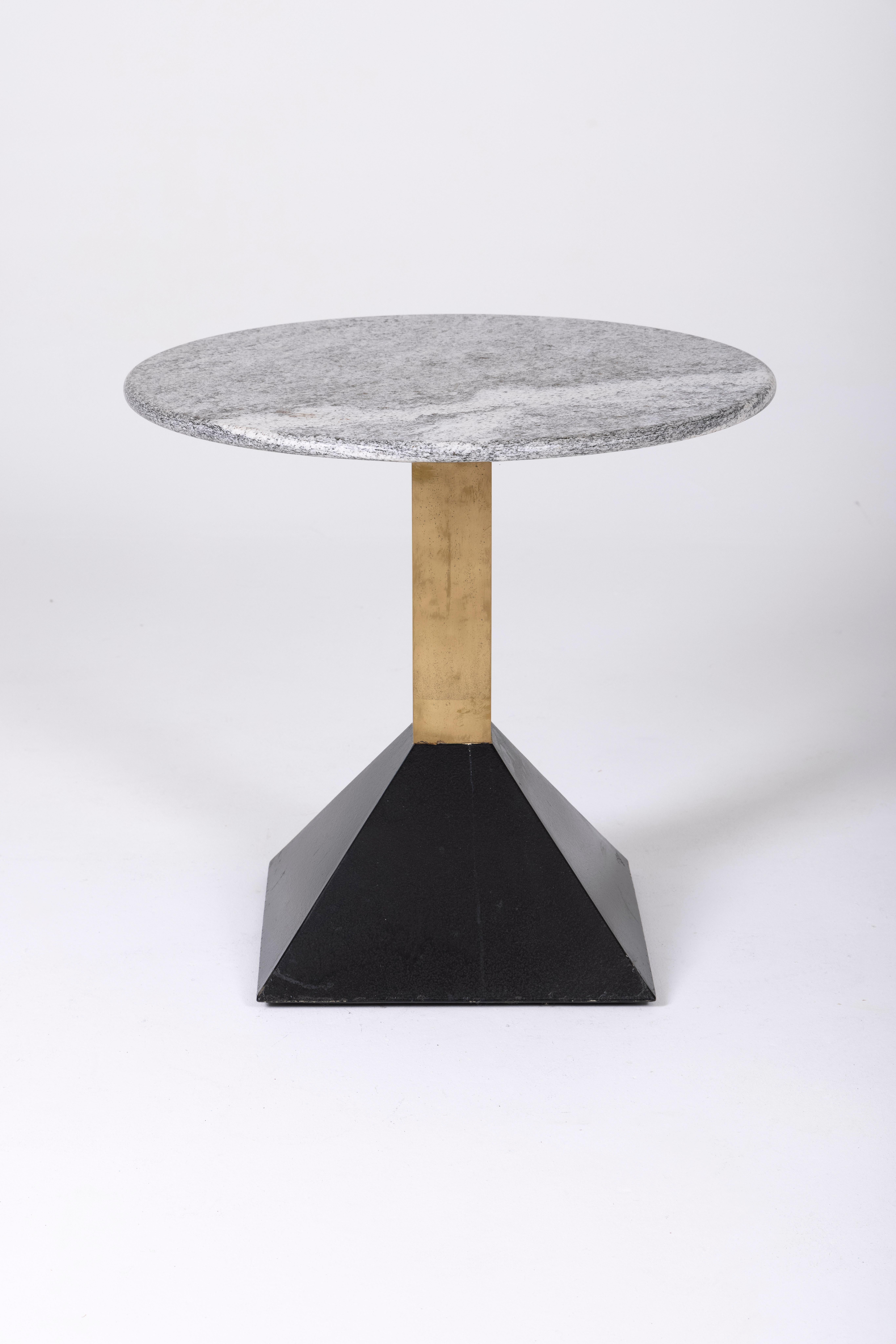 Marble and Brass Side Tables In Excellent Condition For Sale In PARIS, FR