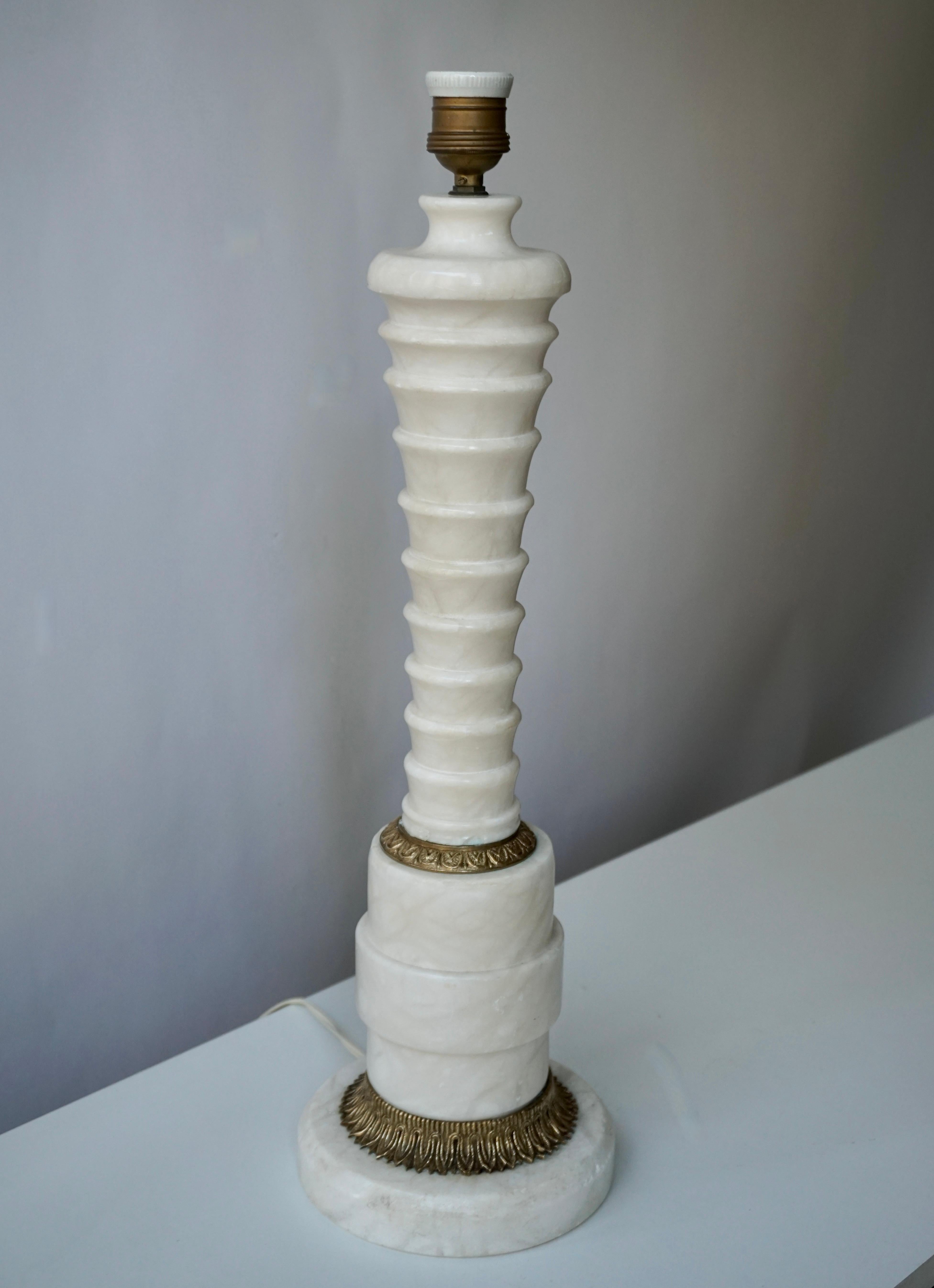 Italian brass and marble table lamp.

Measures: Diameter 16 cm.
Height 54 cm.
Weight 7 kg.