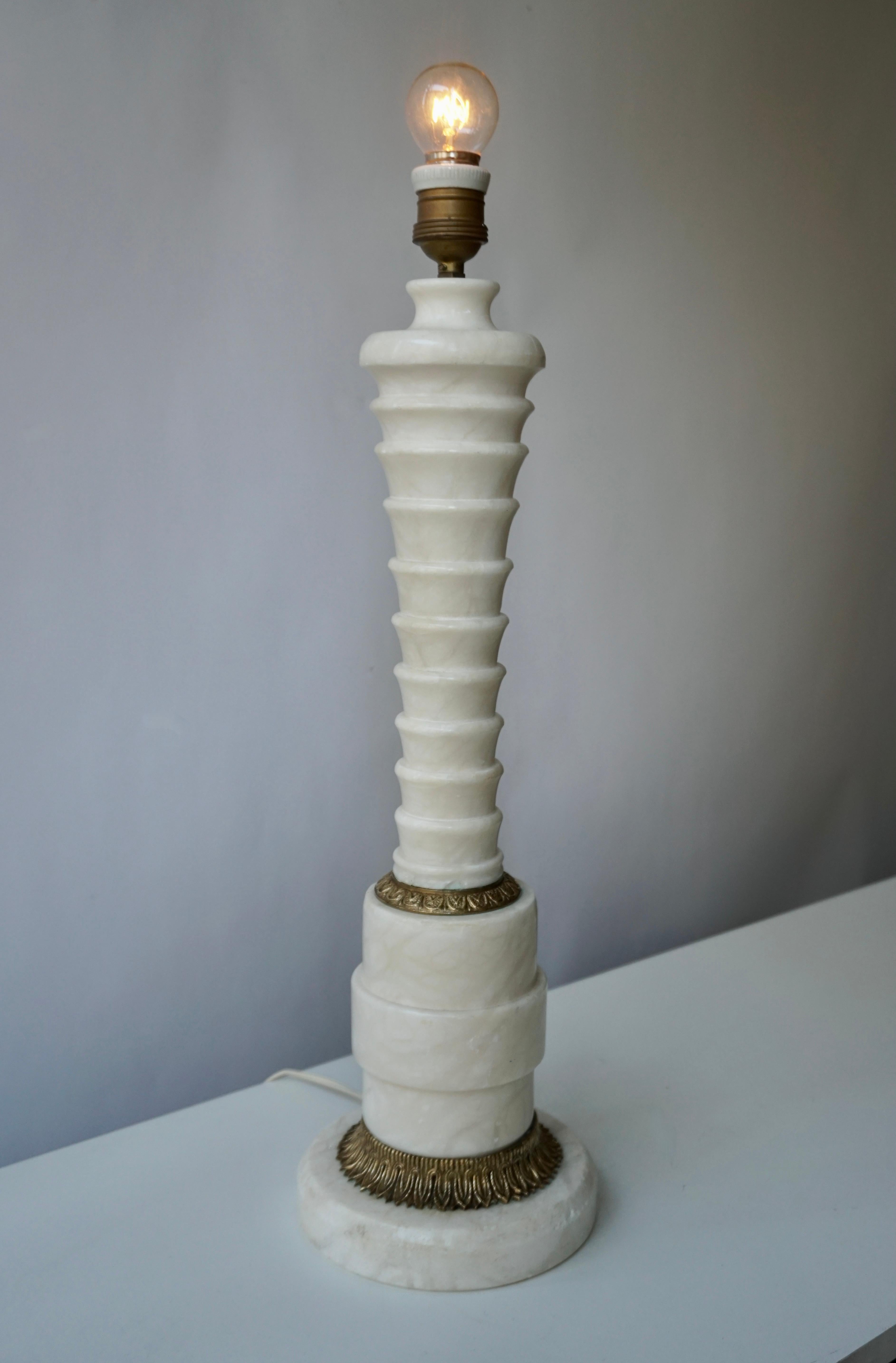 Hollywood Regency Lampe de table en marbre et laiton en vente