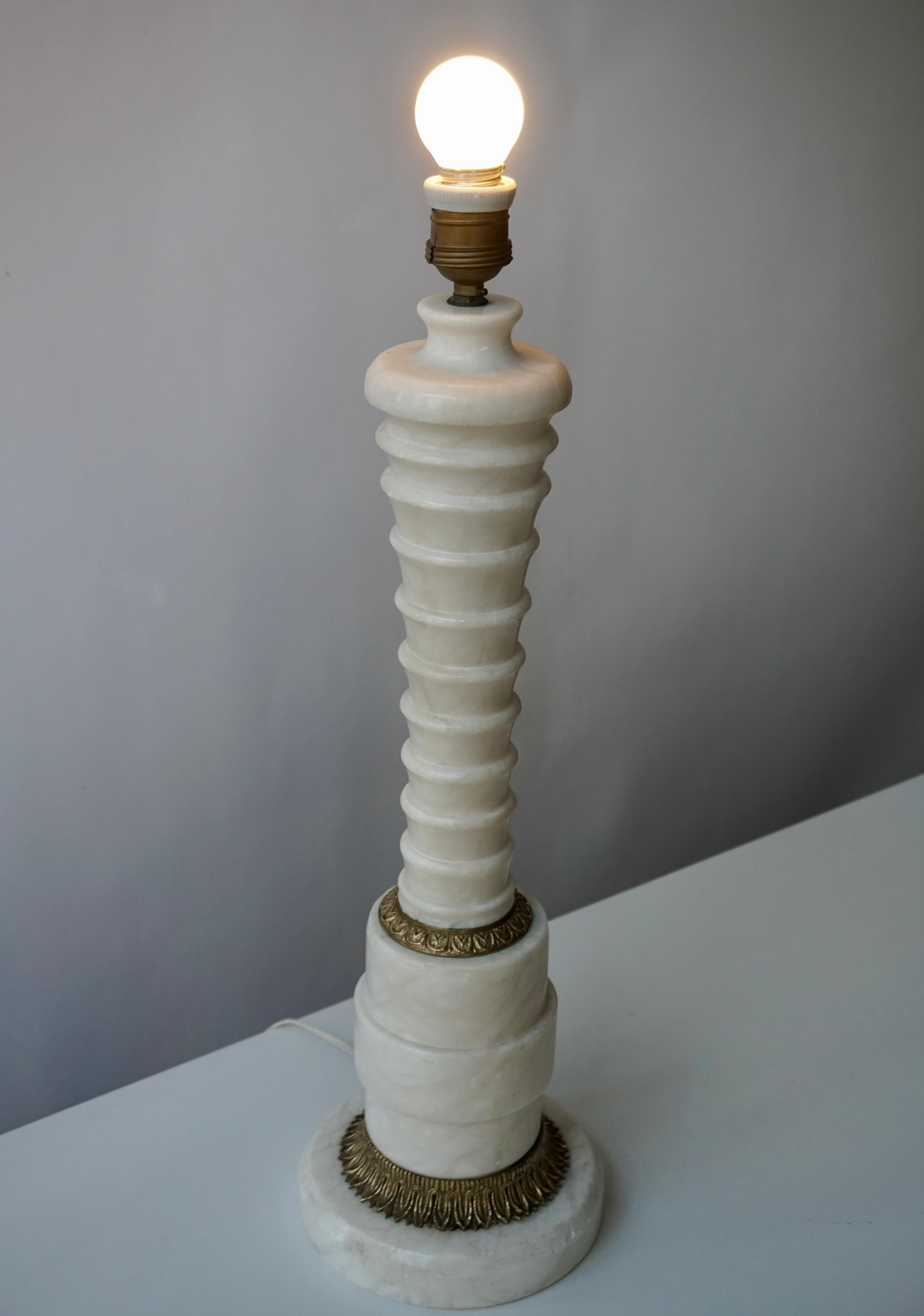 italien Lampe de table en marbre et laiton en vente