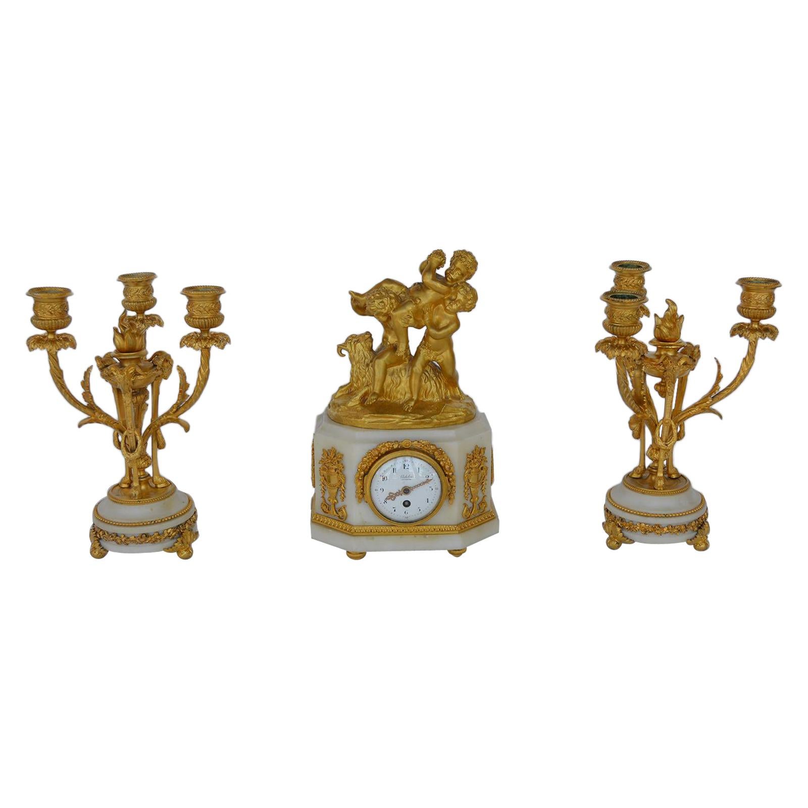 Garniture d'horloge en marbre et bronze d'après Jean-Michel Clodion français 1738-1814 en vente