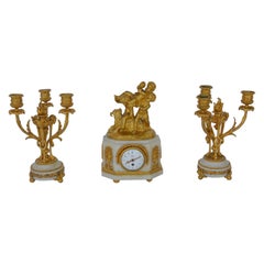 Garniture d'horloge en marbre et bronze d'après Jean-Michel Clodion français 1738-1814