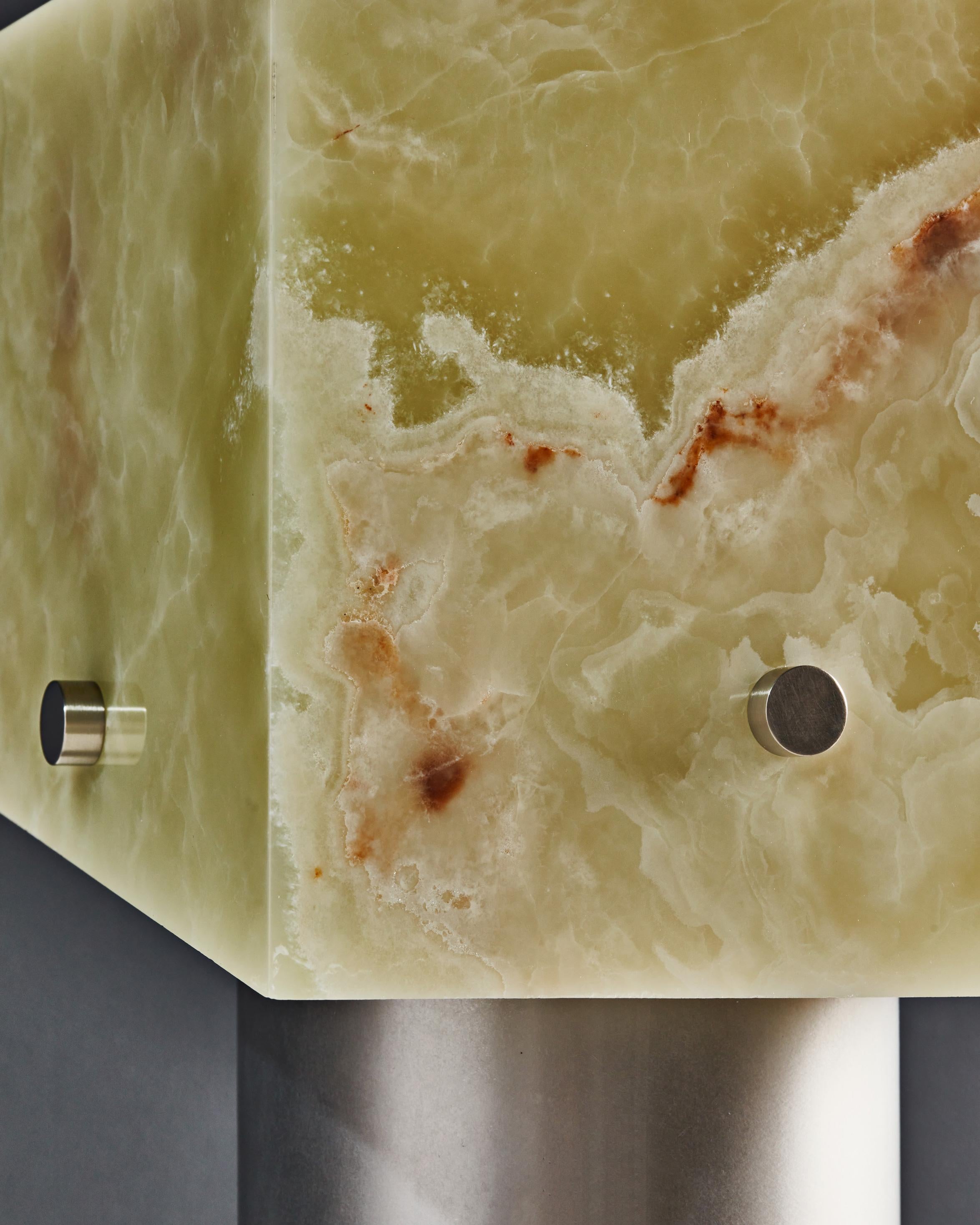 Américain Lampe de table en onyx vert et aluminium brossé ou laiton par Arielle Assouline-Lichten en vente