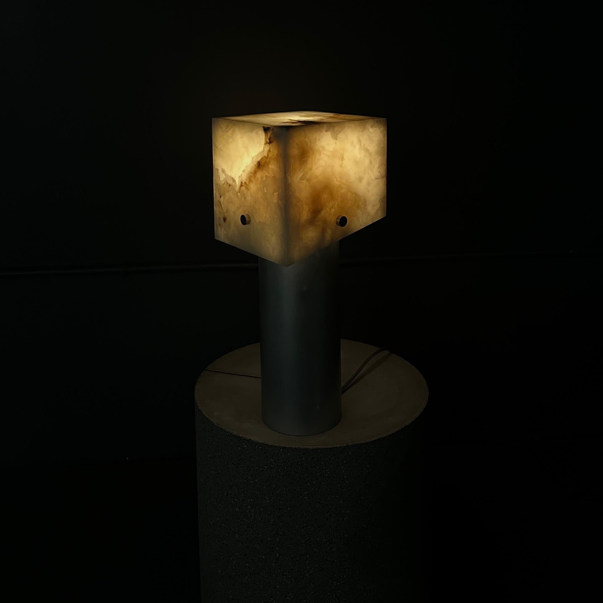 Lampe de table en onyx vert et aluminium brossé ou laiton par Arielle Assouline-Lichten Neuf - En vente à Brooklyn, NY