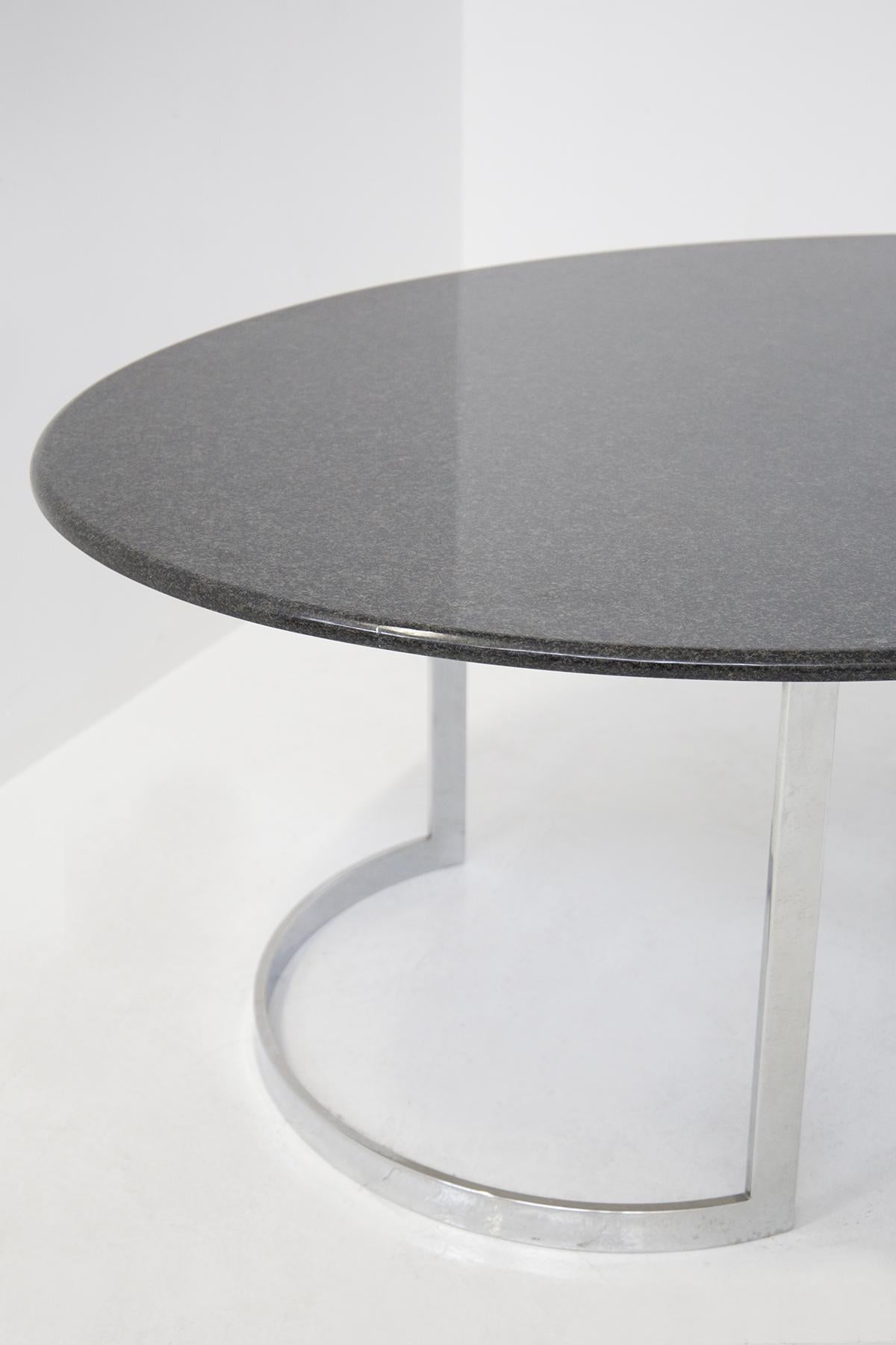 Beautiful table in metal and marble designed by Vittorio Introini for Residence Vips in the 70's, of fine Italian manufacture.
The table has an oval shape, its top is made entirely of black marble very elegant, gives a sophisticated touch.
The