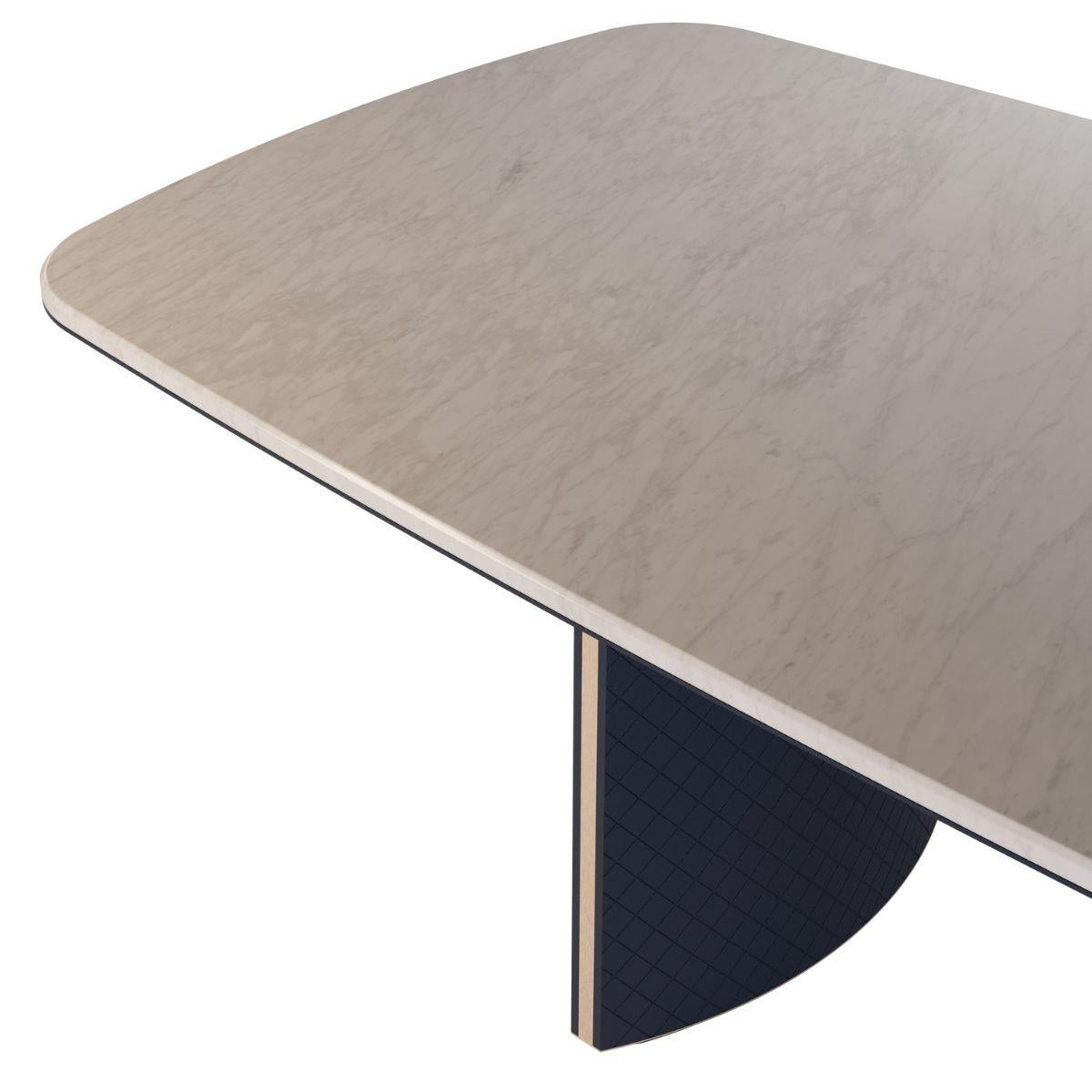 Mesa de Comedor de Exterior de Mármol y Fibra de Vidrio con Patas Azules y Refuerzos Dorados Portugués en venta