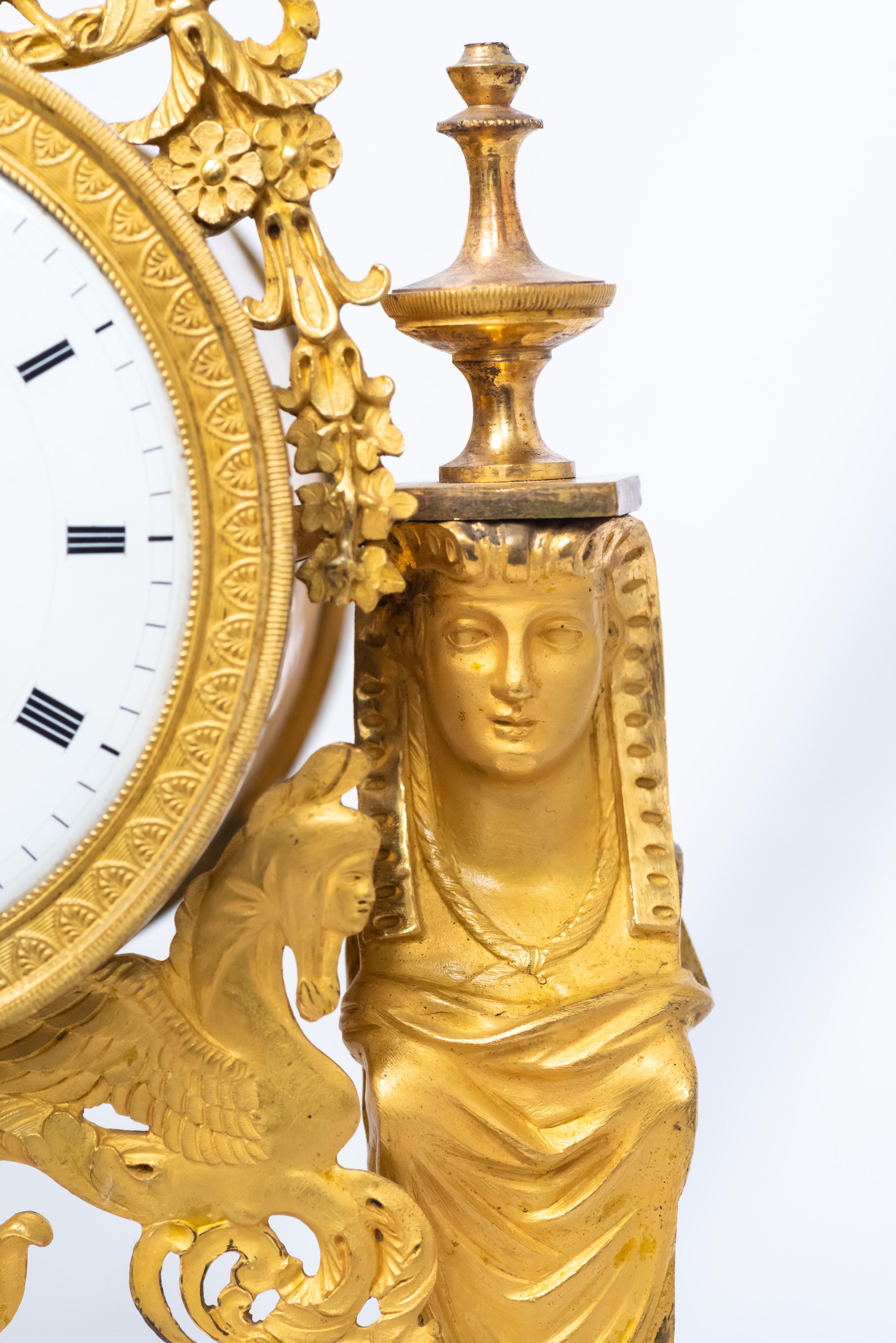 Néo-égyptien Horloge Directoire de l'époque Portico en marbre et bronze doré au feu de style égyptien en vente