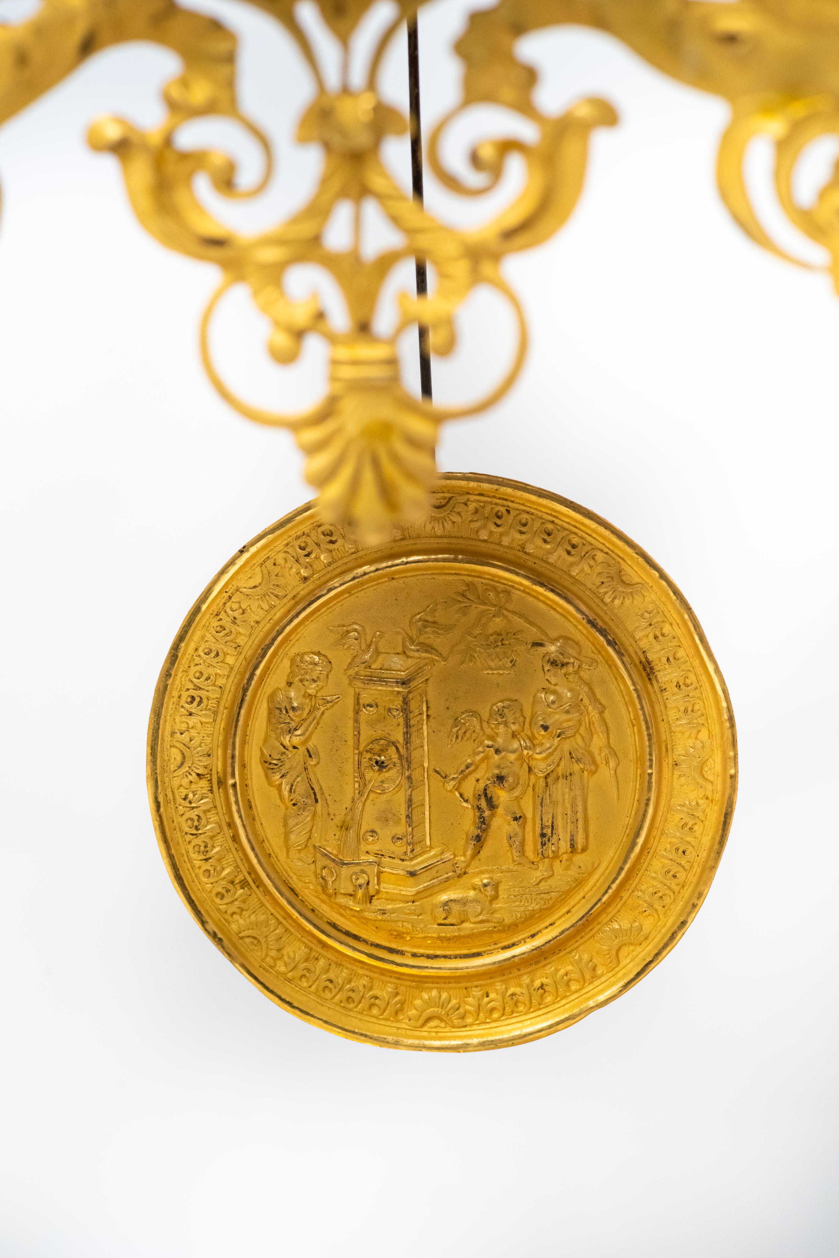 Marmor und vergoldete Bronze Directoire-Era Portico-Uhr Retour d'Egypte Stil im ägyptischen Stil (Vergoldet) im Angebot