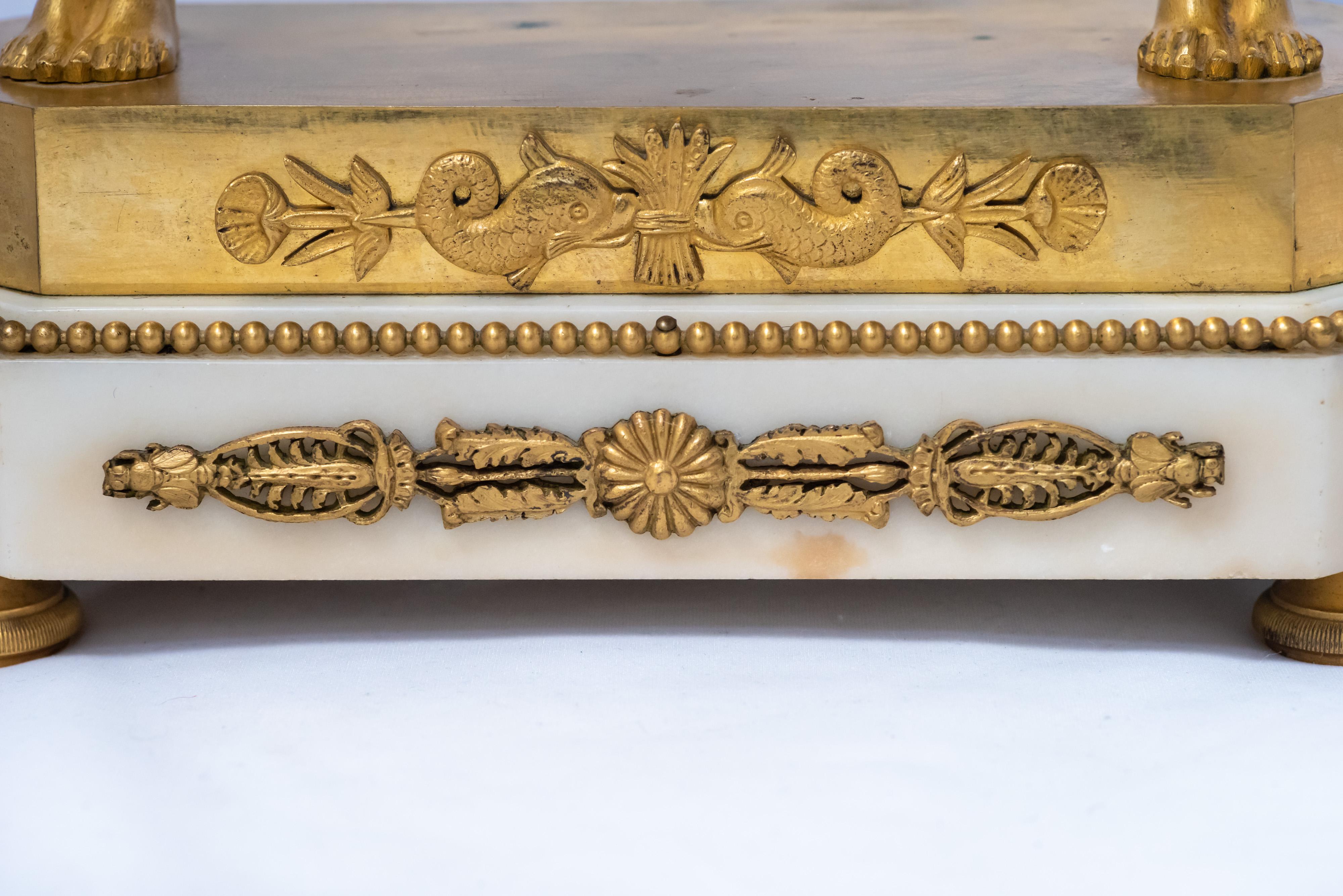 Horloge Directoire de l'époque Portico en marbre et bronze doré au feu de style égyptien Bon état - En vente à 263-0031, JP