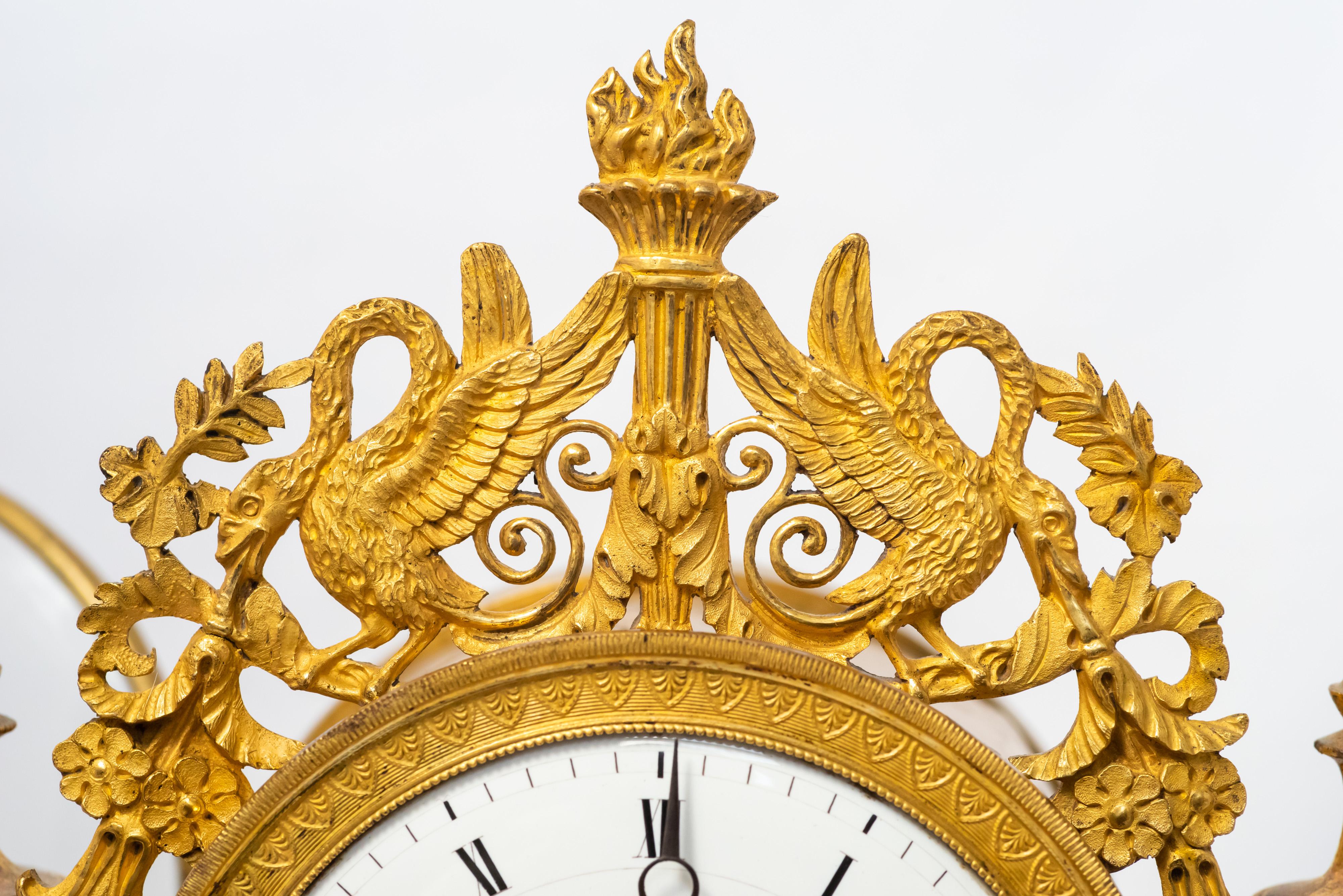 Marmor und vergoldete Bronze Directoire-Era Portico-Uhr Retour d'Egypte Stil im ägyptischen Stil (18. Jahrhundert) im Angebot