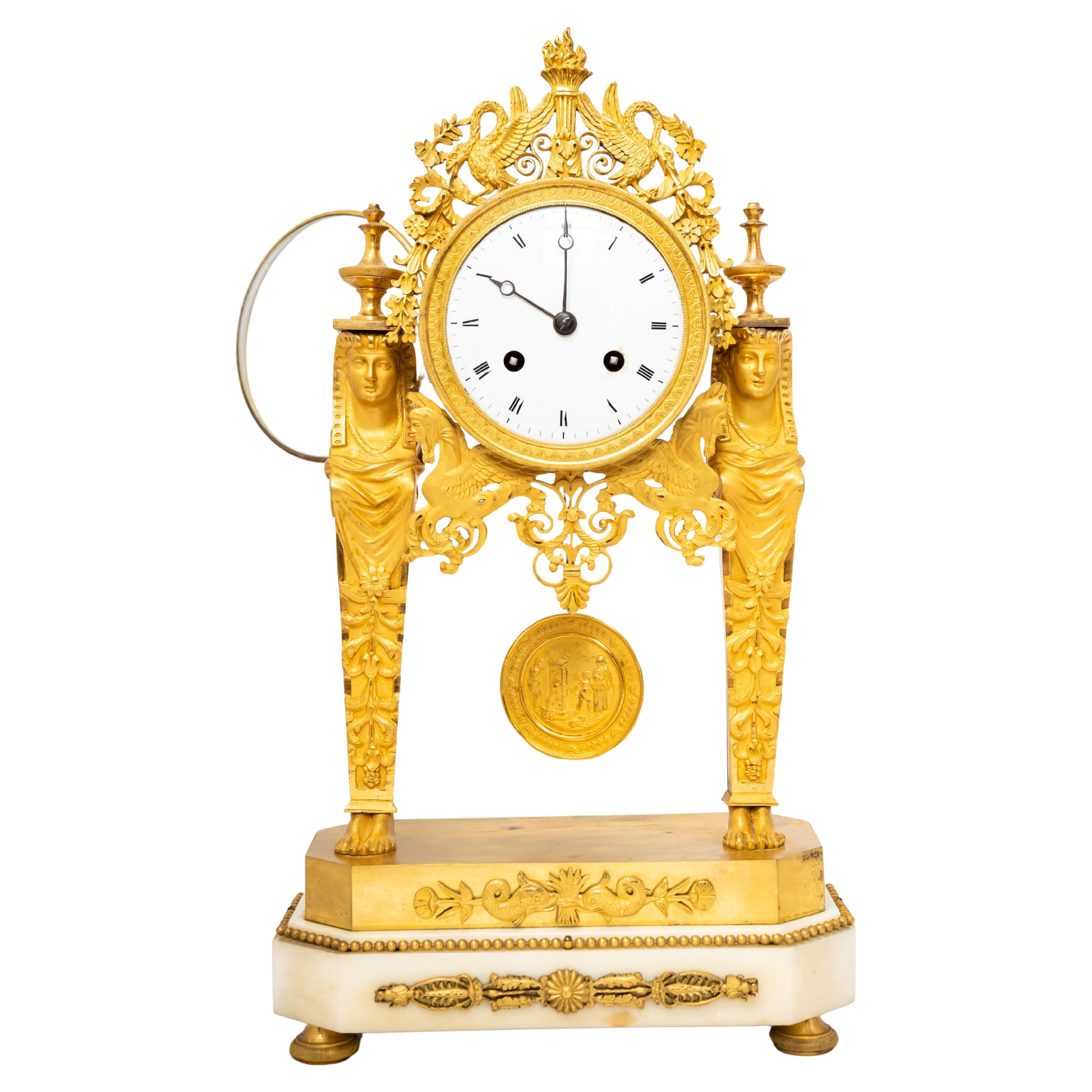 Horloge Directoire de l'époque Portico en marbre et bronze doré au feu de style égyptien en vente