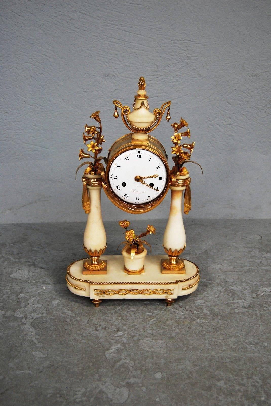 Marble and gilded bronze mantel clock, with decorative flowers.
Beautiful object in working order.
Dimensions: Height 46cm, width 27cm, depth 13cm.
     