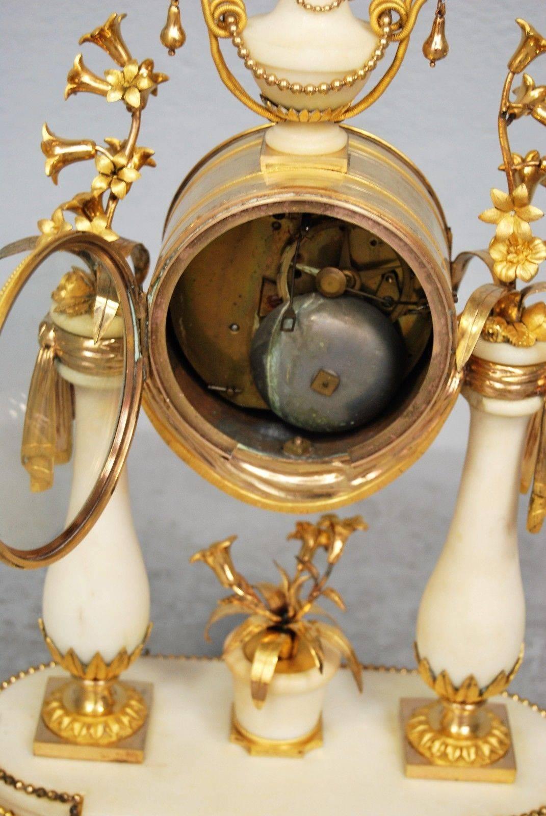 Marble and Gilded Bronze Mantel Clock, Louis XV Period In Excellent Condition In Marseille, FR