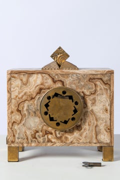 Horloge en marbre et bronze doré, signée à la machine Bonnet and Pottier, France, 1920