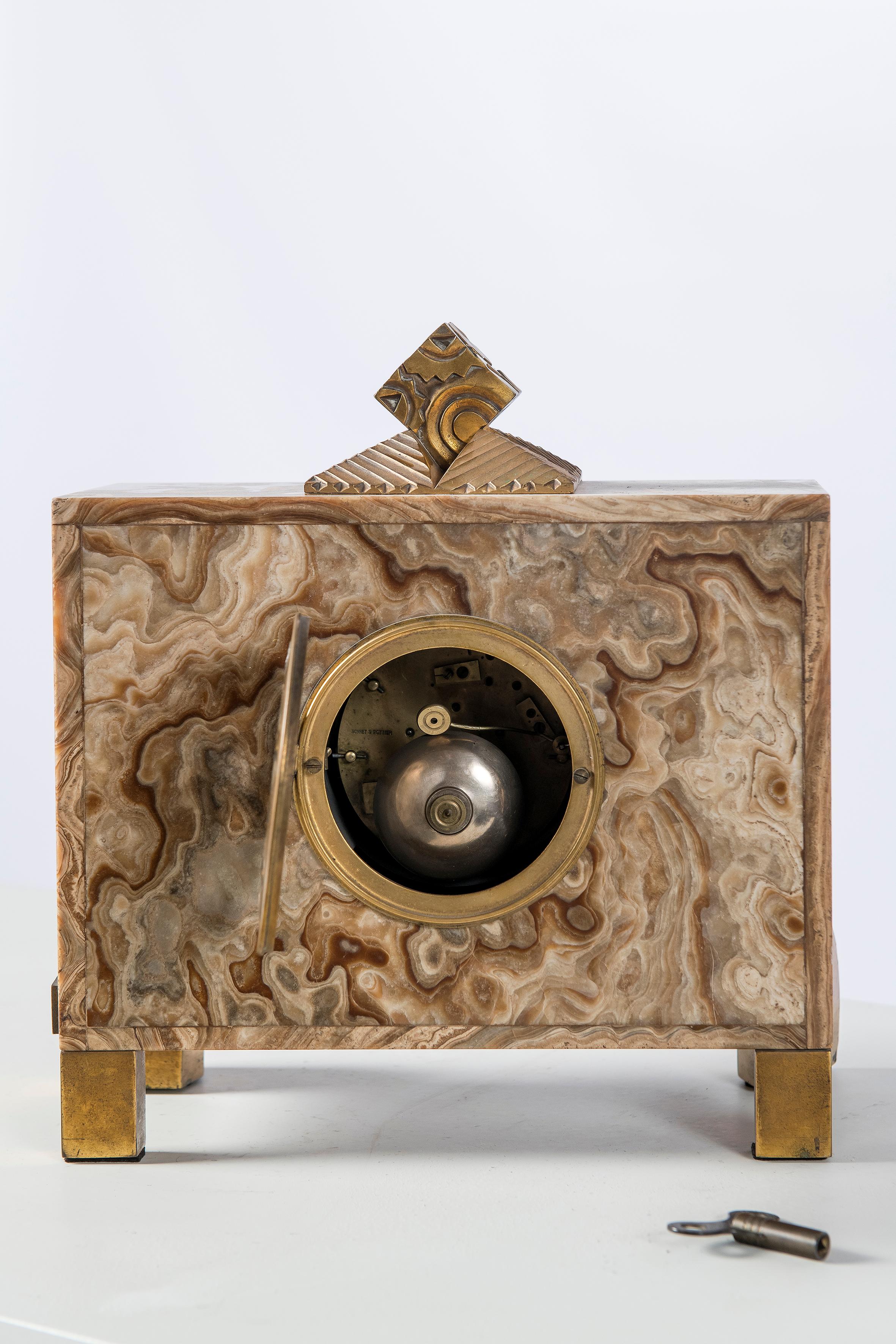 Uhr aus Marmor und vergoldeter Bronze, maschinell signiert Bonnet und Pottier, Frankreich, 1920 (Art déco) im Angebot