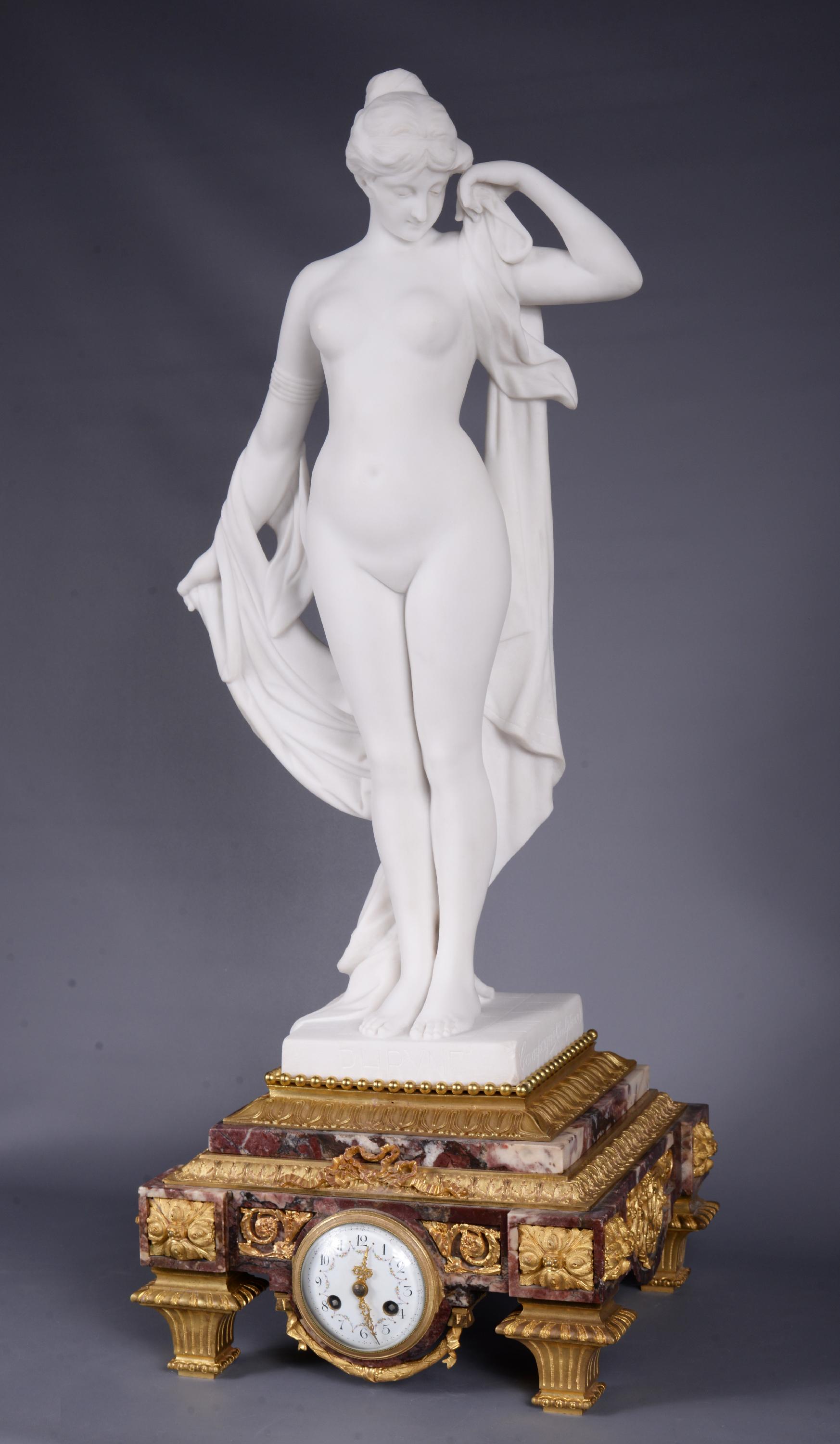 Napoléon III Horloge en marbre et bronze doré surmontée d'une sculpture en marbre blanc statuaire