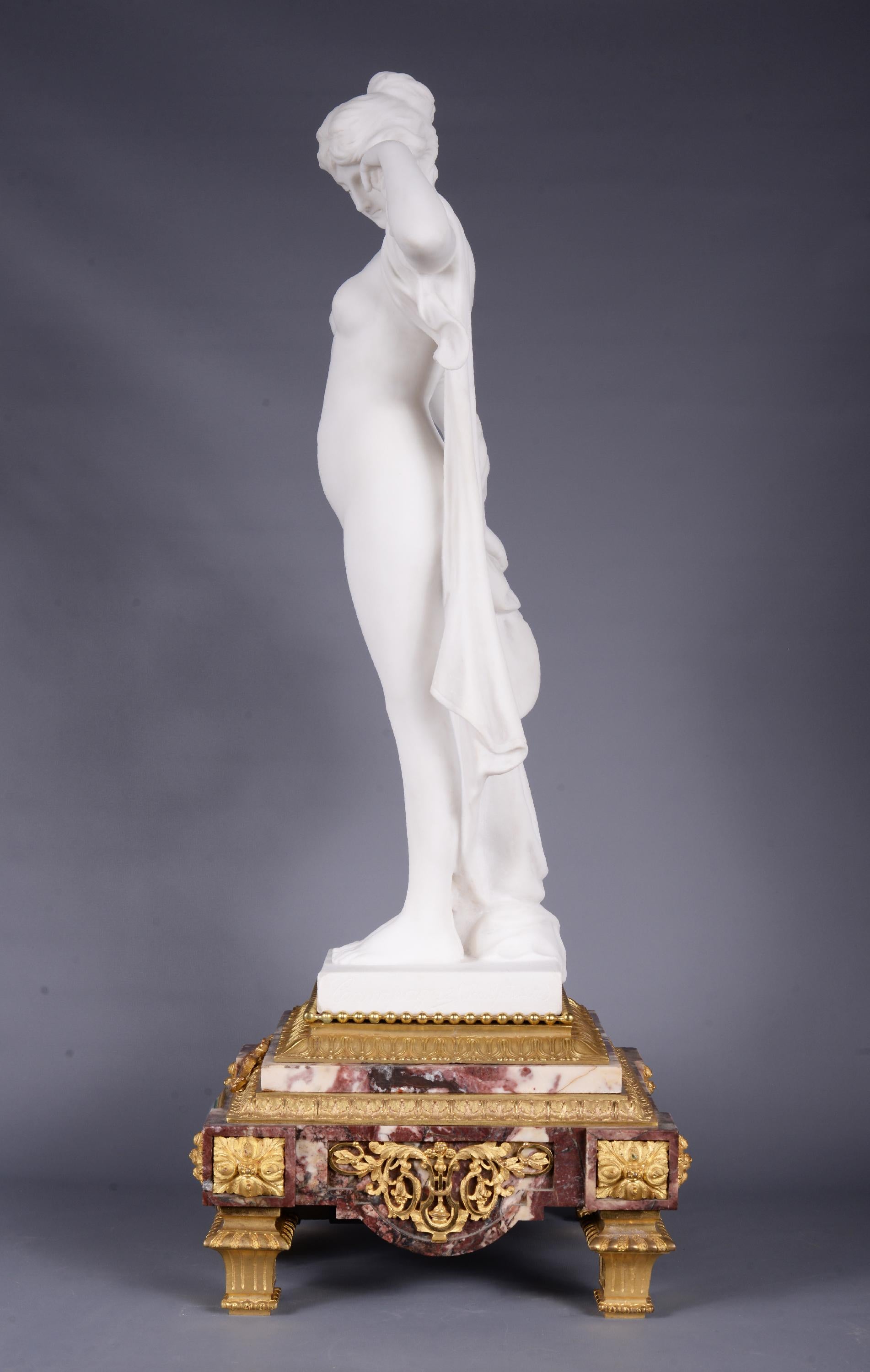 Français Horloge en marbre et bronze doré surmontée d'une sculpture en marbre blanc statuaire