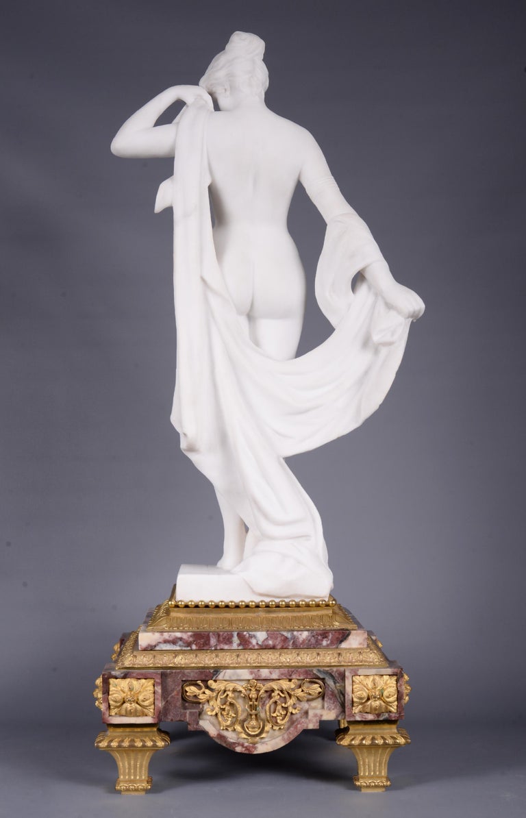Marble and gilt bronze clock surmounted by a statuary white marble sculpture In Good Condition For Sale In SAINT-OUEN-SUR-SEINE, FR