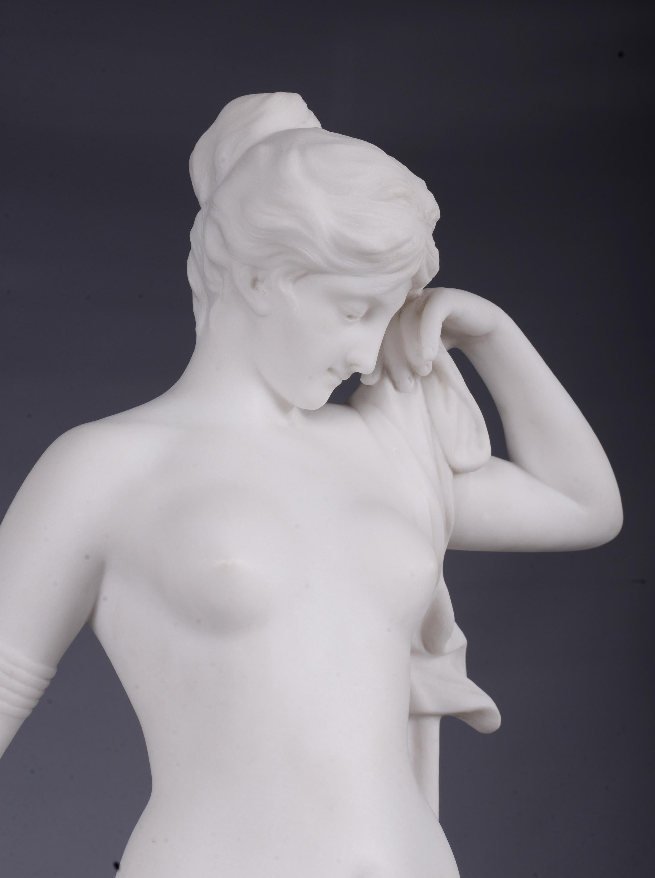 20ième siècle Horloge en marbre et bronze doré surmontée d'une sculpture en marbre blanc statuaire