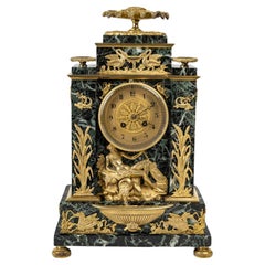Reloj de mármol y bronce dorado con decoración mitológica, época de Napoleón III.