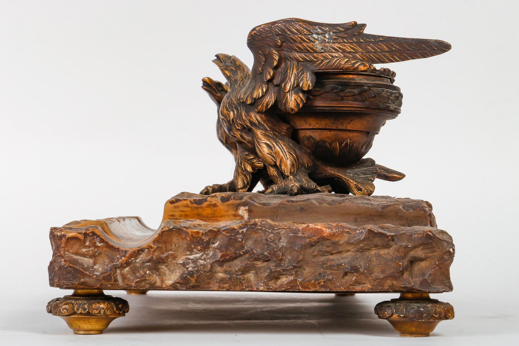 Marble and gilt bronze inkwell from the 19th century, Napoleon III period.

Napoleon III period gilt bronze and marble inkwell decorated with imperial eagles, with porcelain interiors.

Dimensions: h: 16cm, w: 40cm, d: 20cm