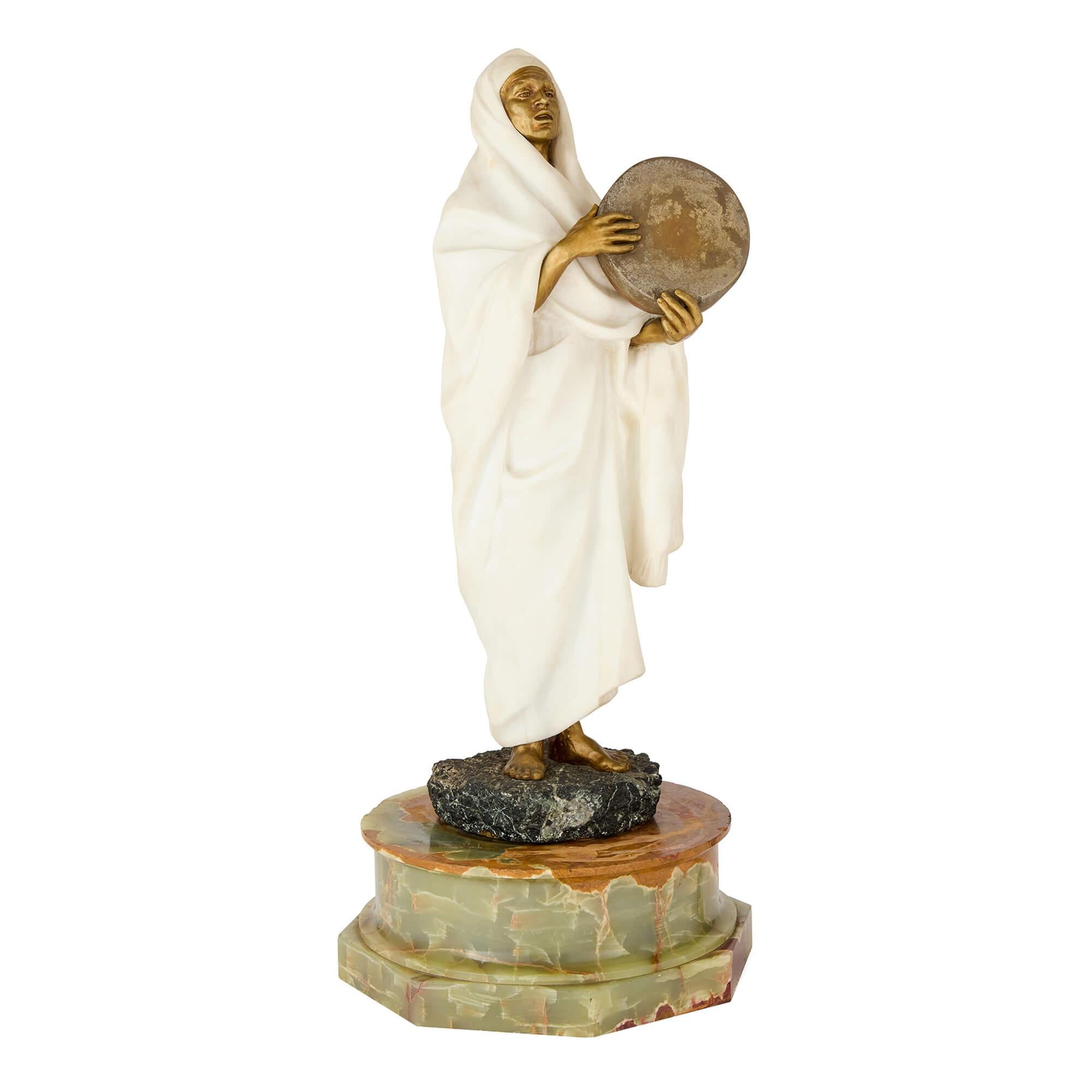 Orientalische Skulptur aus Marmor und vergoldeter Bronze von Hautot
Französisch, Anfang 20. Jahrhundert
Abbildung: Höhe 60cm, Breite 20cm, Tiefe 18cm
Sockel: Höhe 12,5cm, Breite 30cm, Tiefe 30cm
Gesamtgröße: Höhe 72,5 cm, Breite 30 cm, Tiefe 30